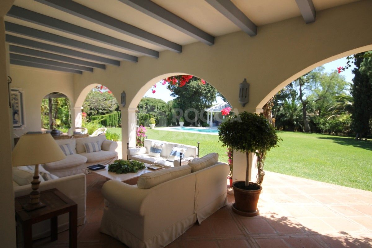 Classical large villa in lower Calahonda. Great investment opportunity!