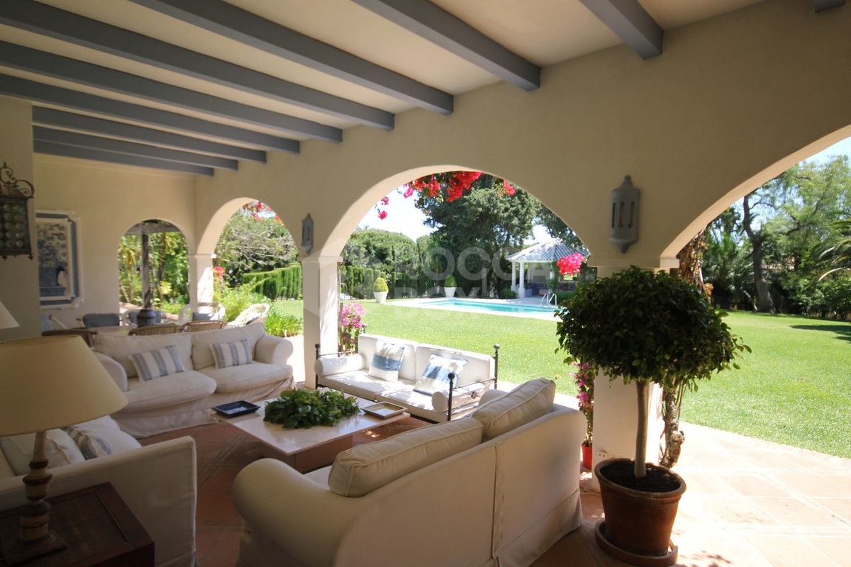 Classical large villa in lower Calahonda. Great investment opportunity!