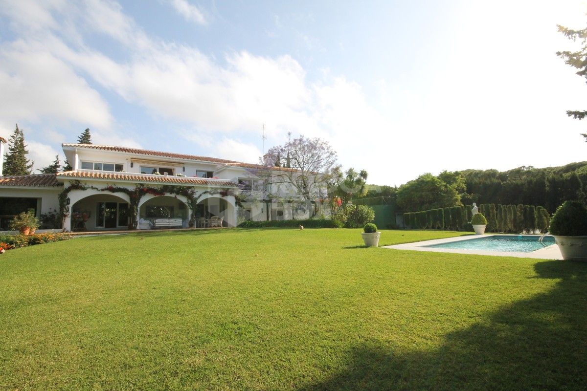 Classical large villa in lower Calahonda. Great investment opportunity!