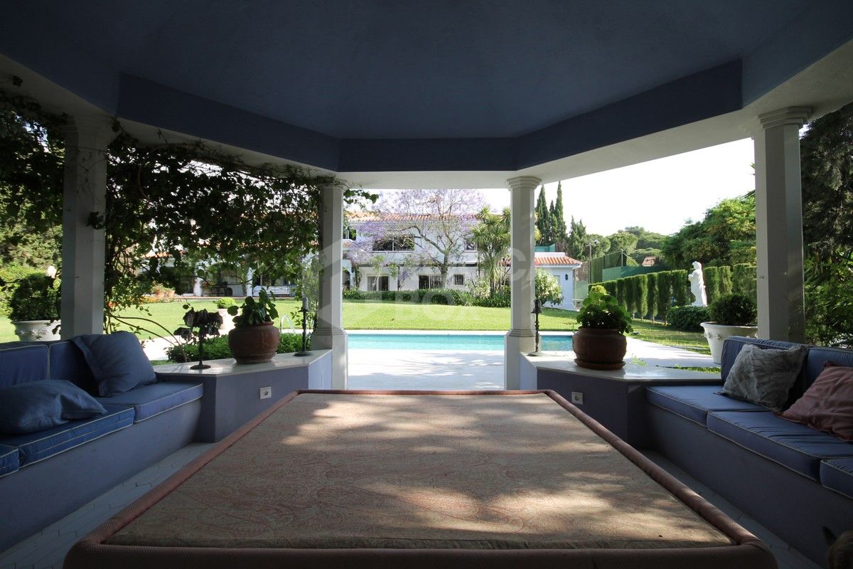 Classical large villa in lower Calahonda. Great investment opportunity!