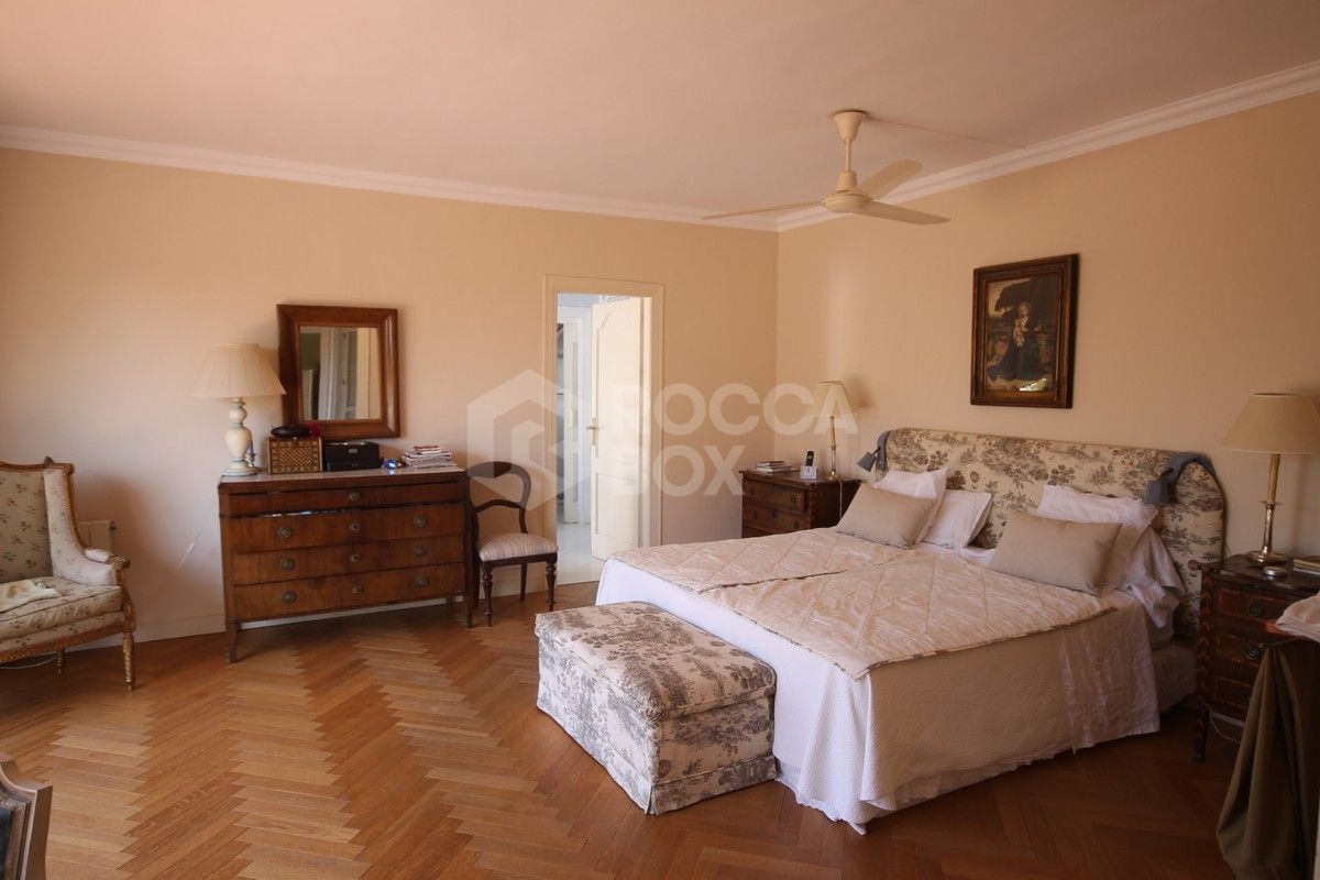 Classical large villa in lower Calahonda. Great investment opportunity!