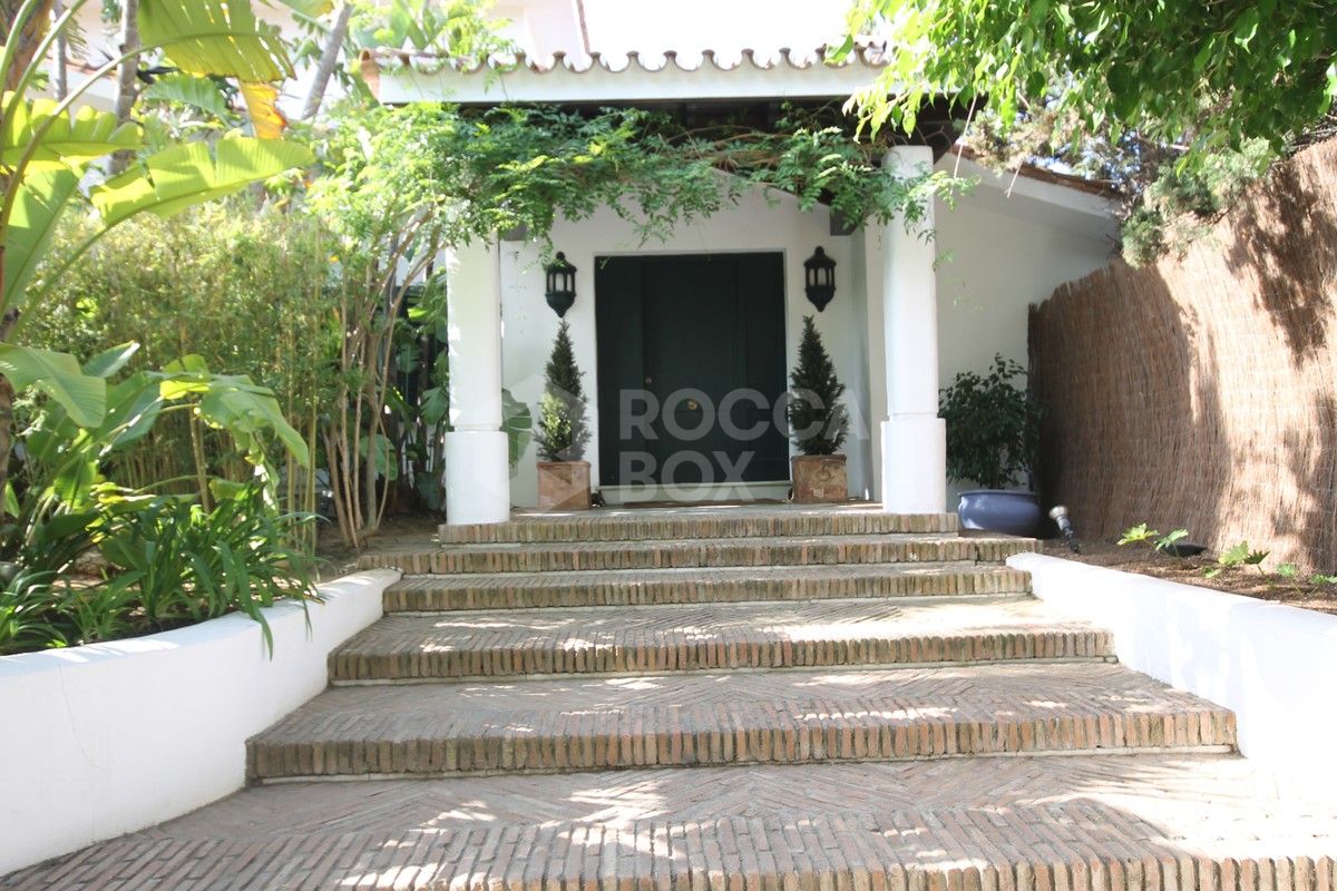 Classical large villa in lower Calahonda. Great investment opportunity!