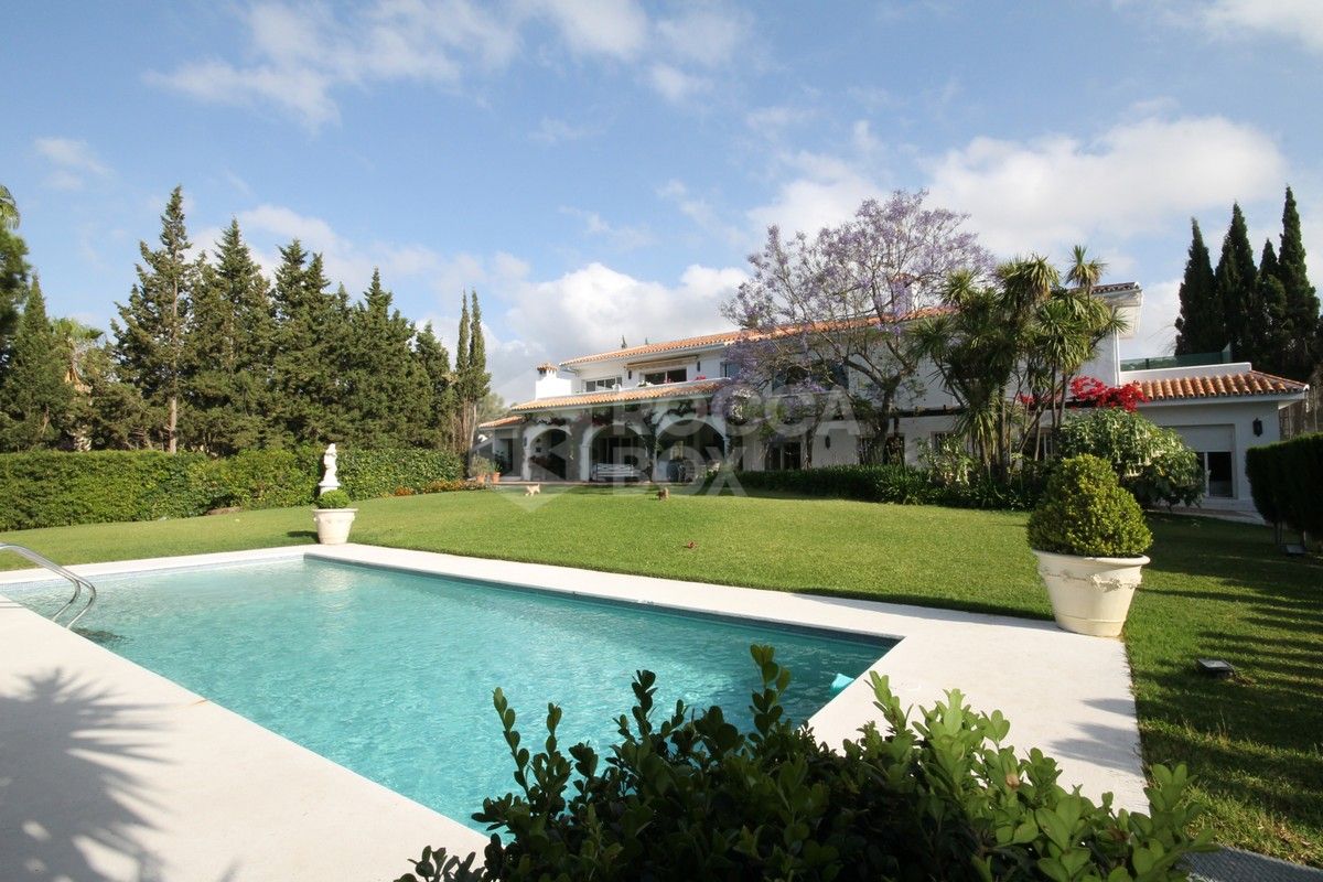 Classical large villa in lower Calahonda. Great investment opportunity!