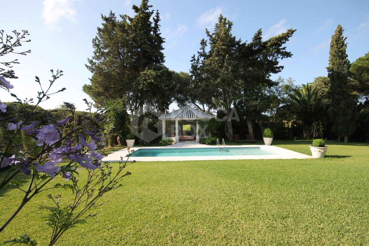 Classical large villa in lower Calahonda. Great investment opportunity!