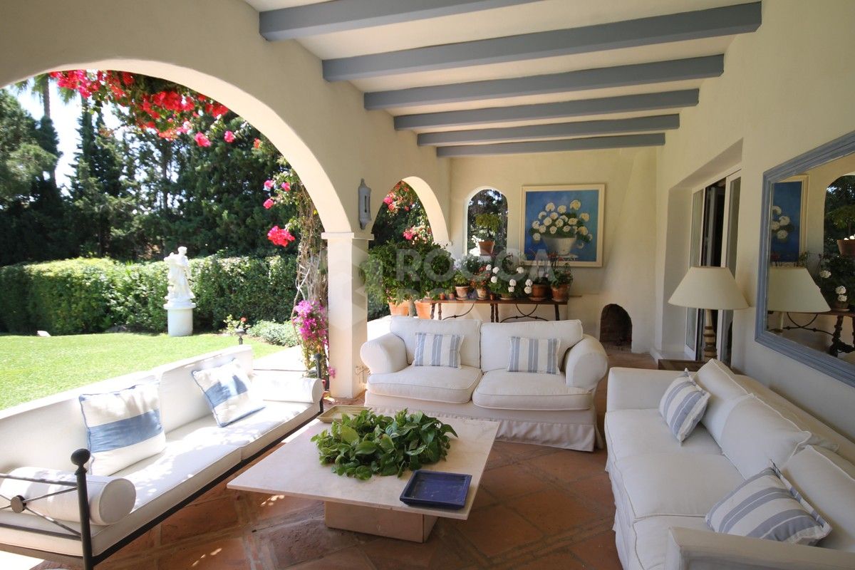 Classical large villa in lower Calahonda. Great investment opportunity!