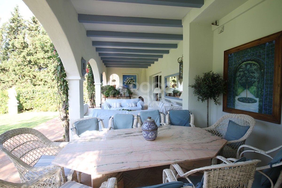 Classical large villa in lower Calahonda. Great investment opportunity!