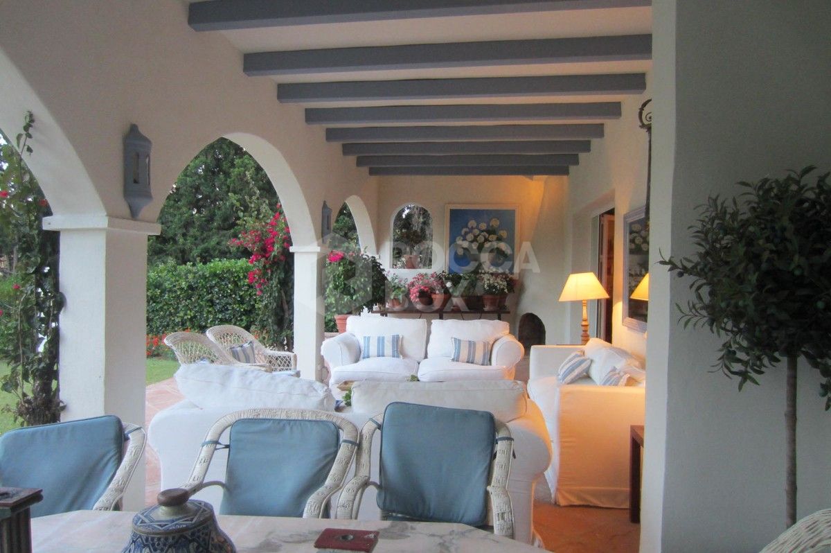 Classical large villa in lower Calahonda. Great investment opportunity!