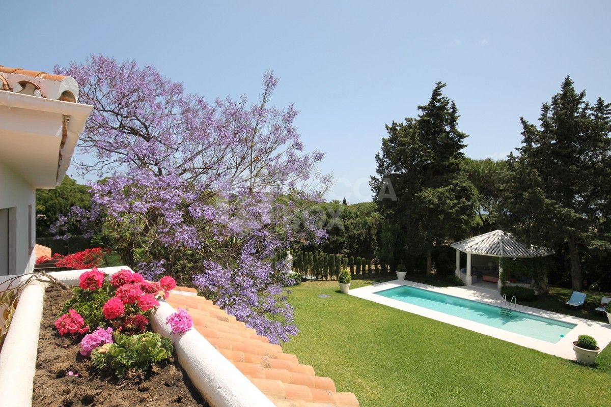 Classical large villa in lower Calahonda. Great investment opportunity!