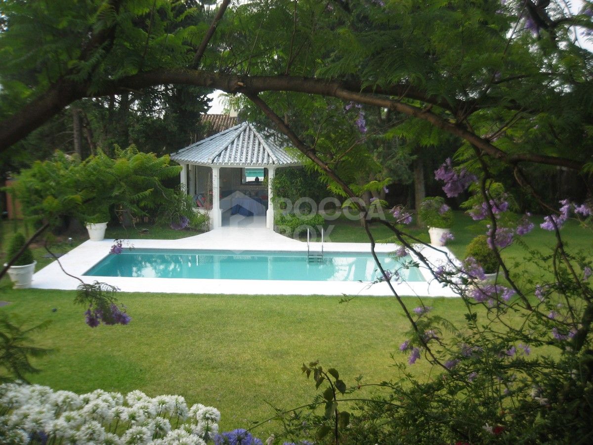 Classical large villa in lower Calahonda. Great investment opportunity!