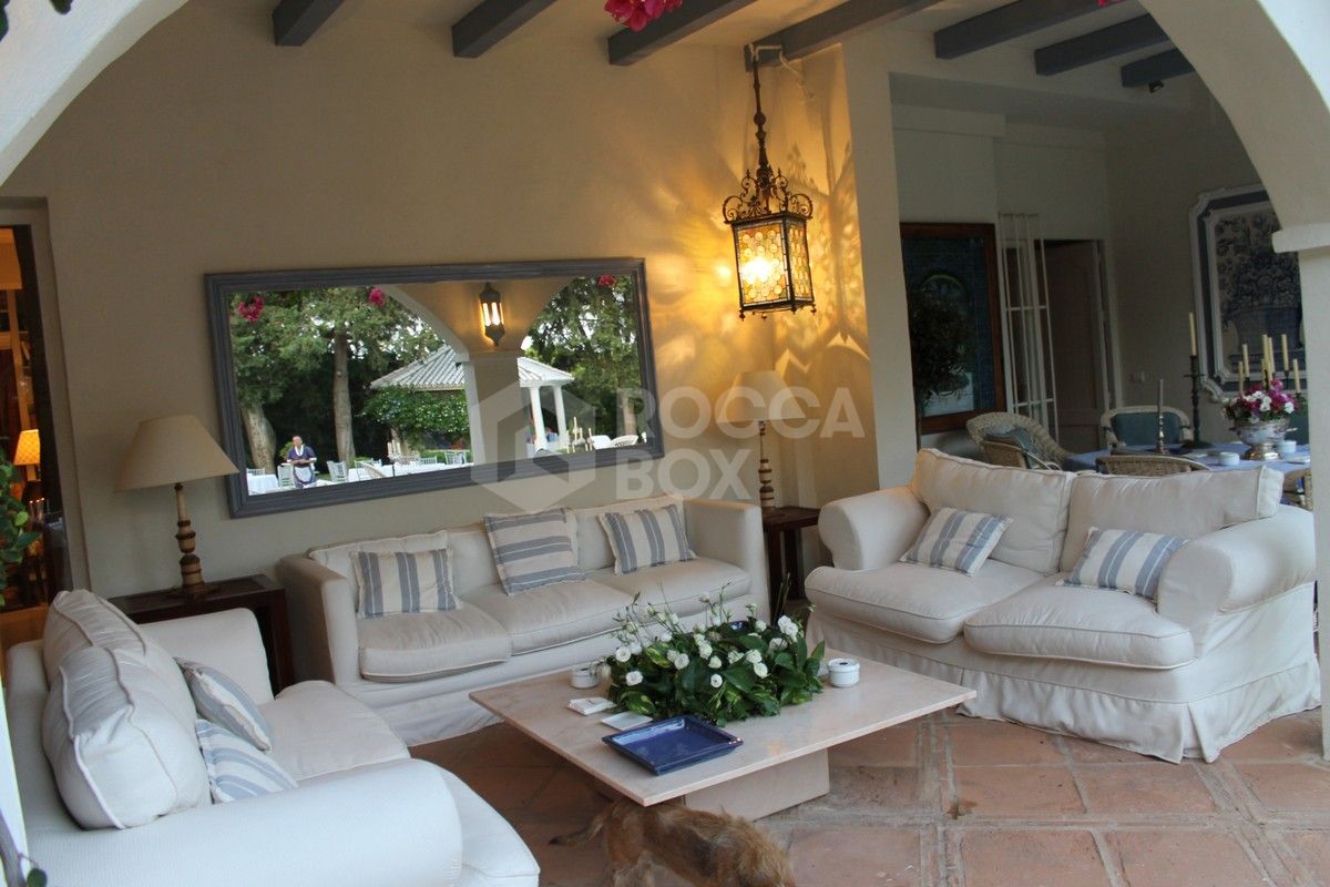 Classical large villa in lower Calahonda. Great investment opportunity!