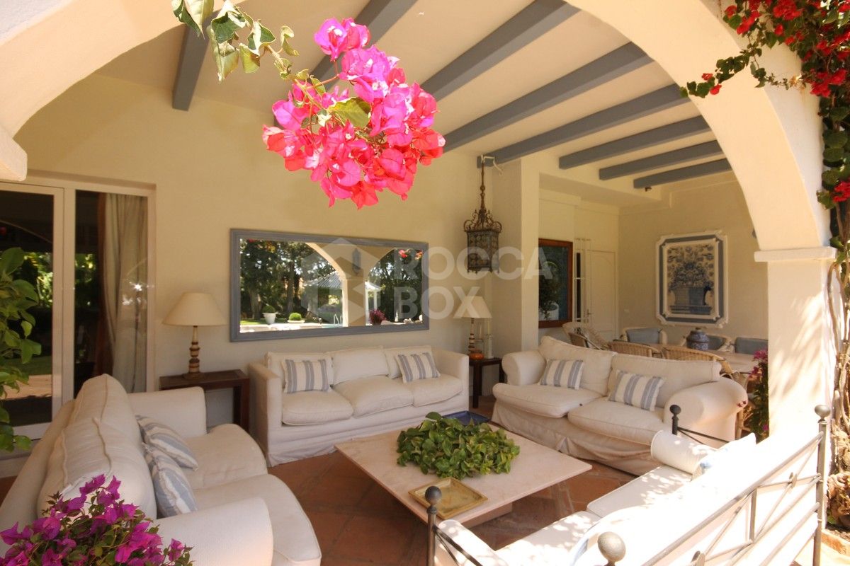 Classical large villa in lower Calahonda. Great investment opportunity!