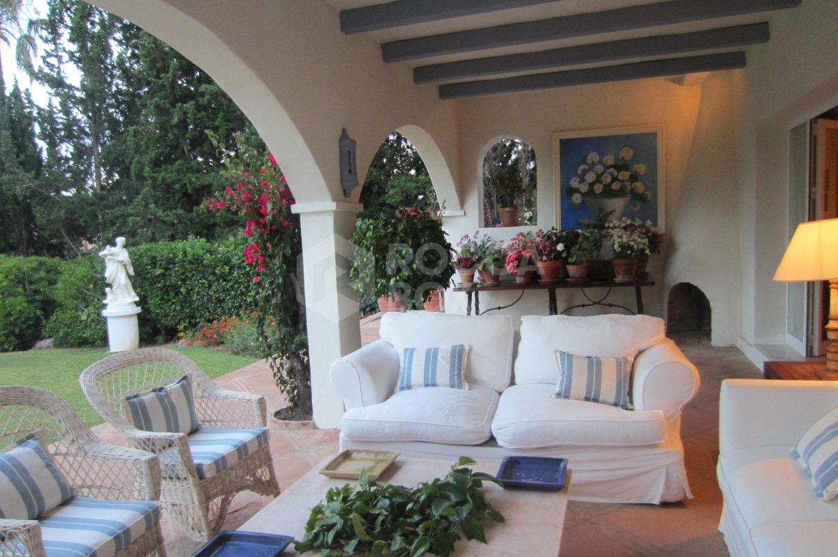 Classical large villa in lower Calahonda. Great investment opportunity!