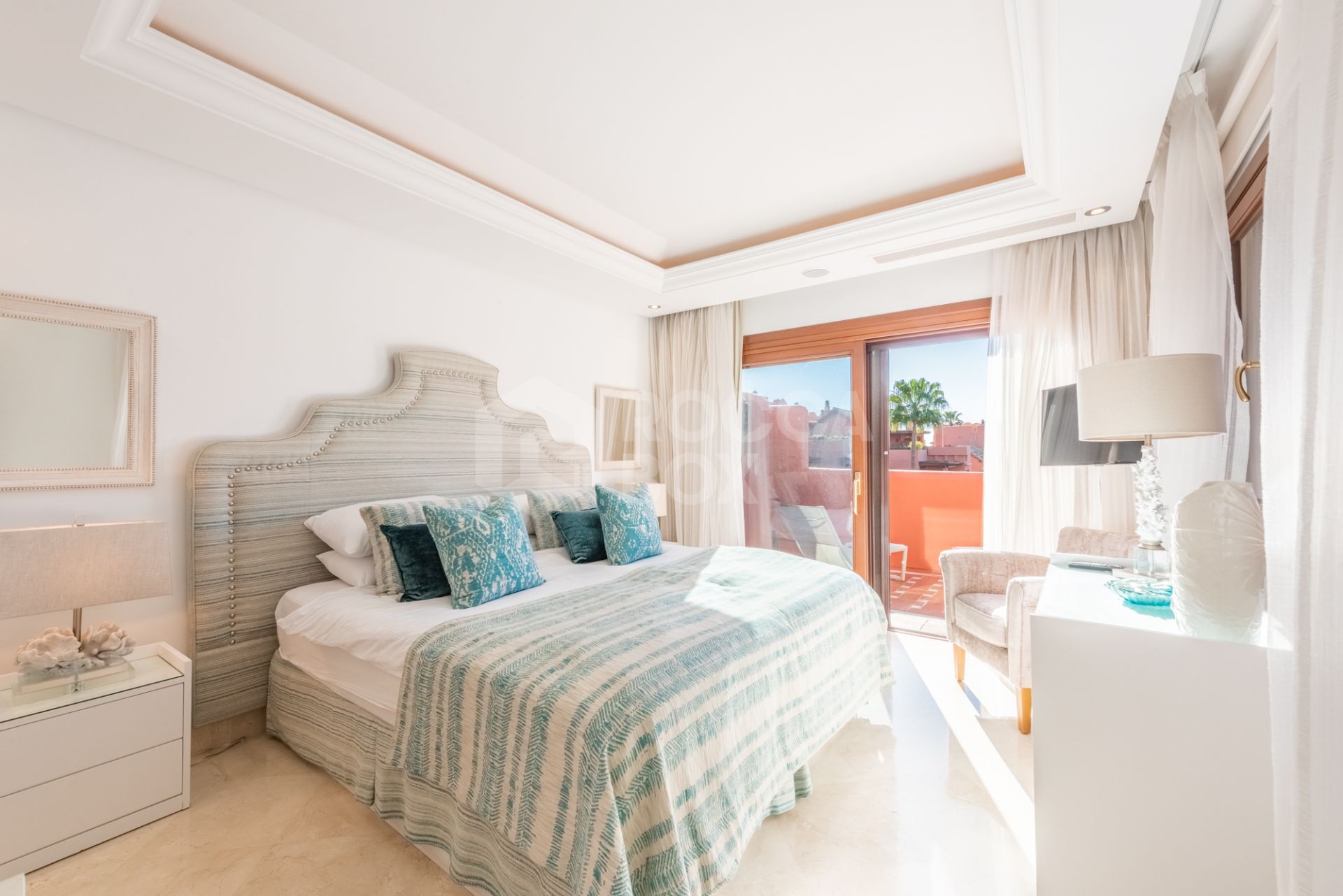 Superb penthouse with sea views in the luxurious frontline beach Torre Bermeja development!