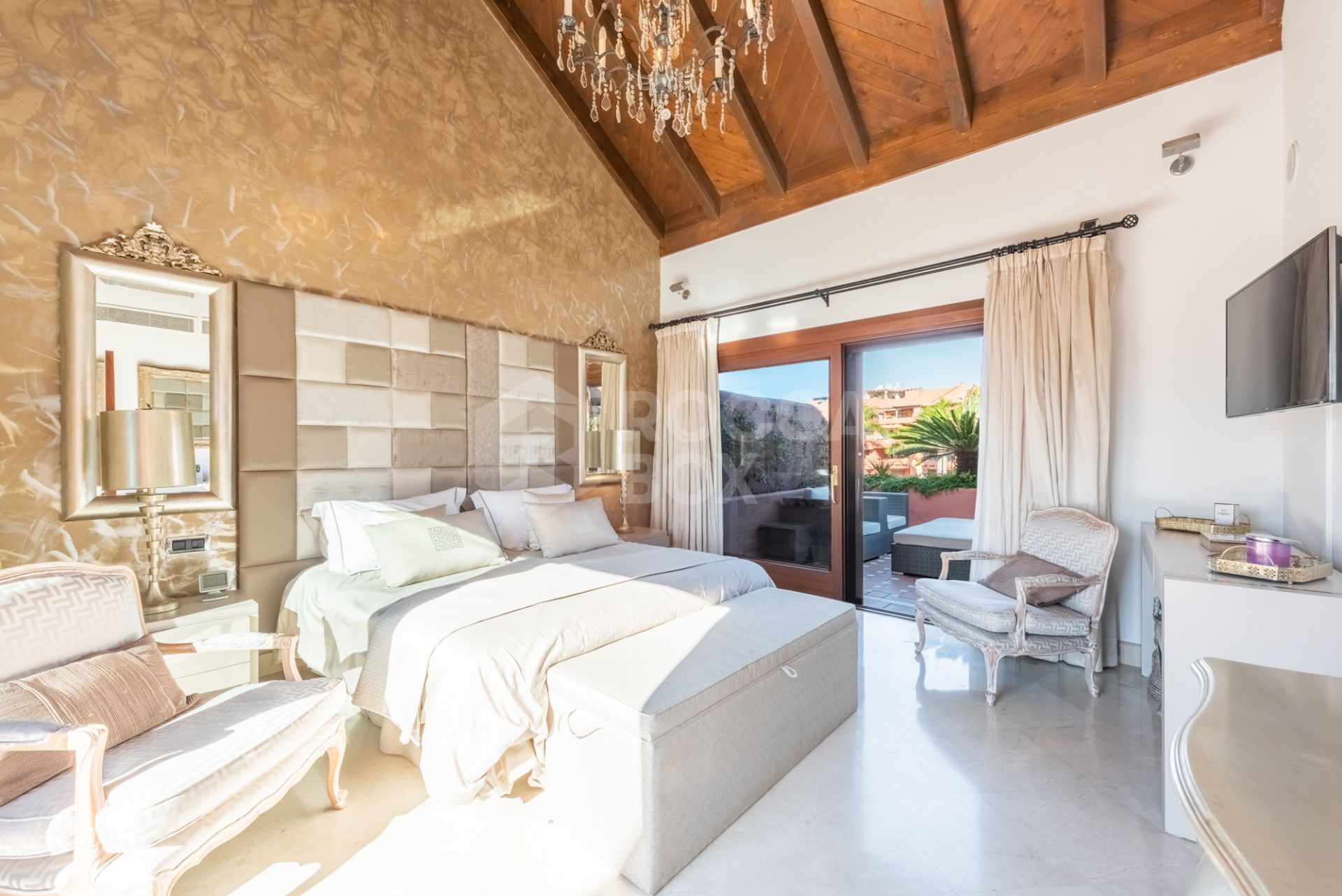 Superb penthouse with sea views in the luxurious frontline beach Torre Bermeja development!