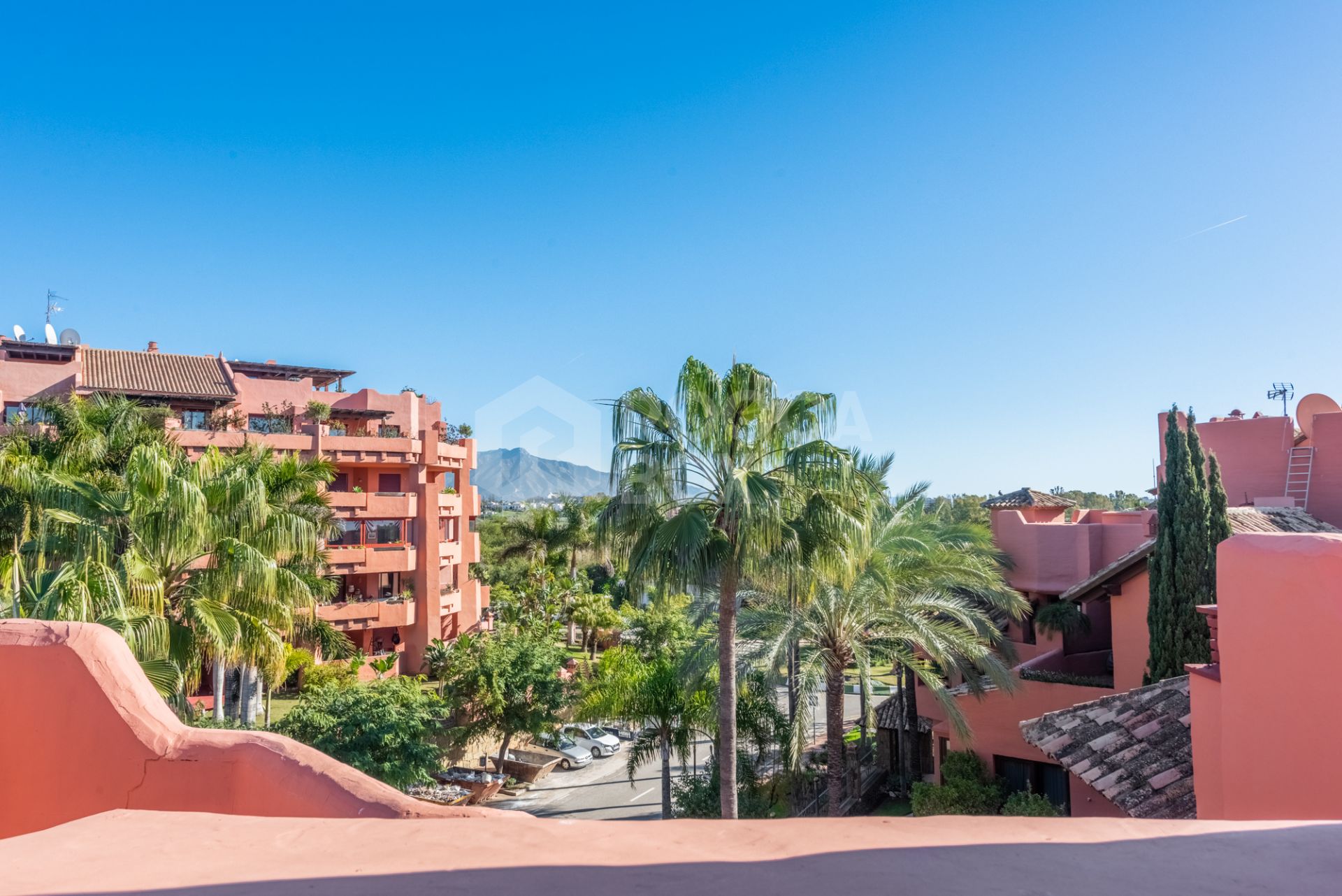 Superb penthouse with sea views in the luxurious frontline beach Torre Bermeja development!