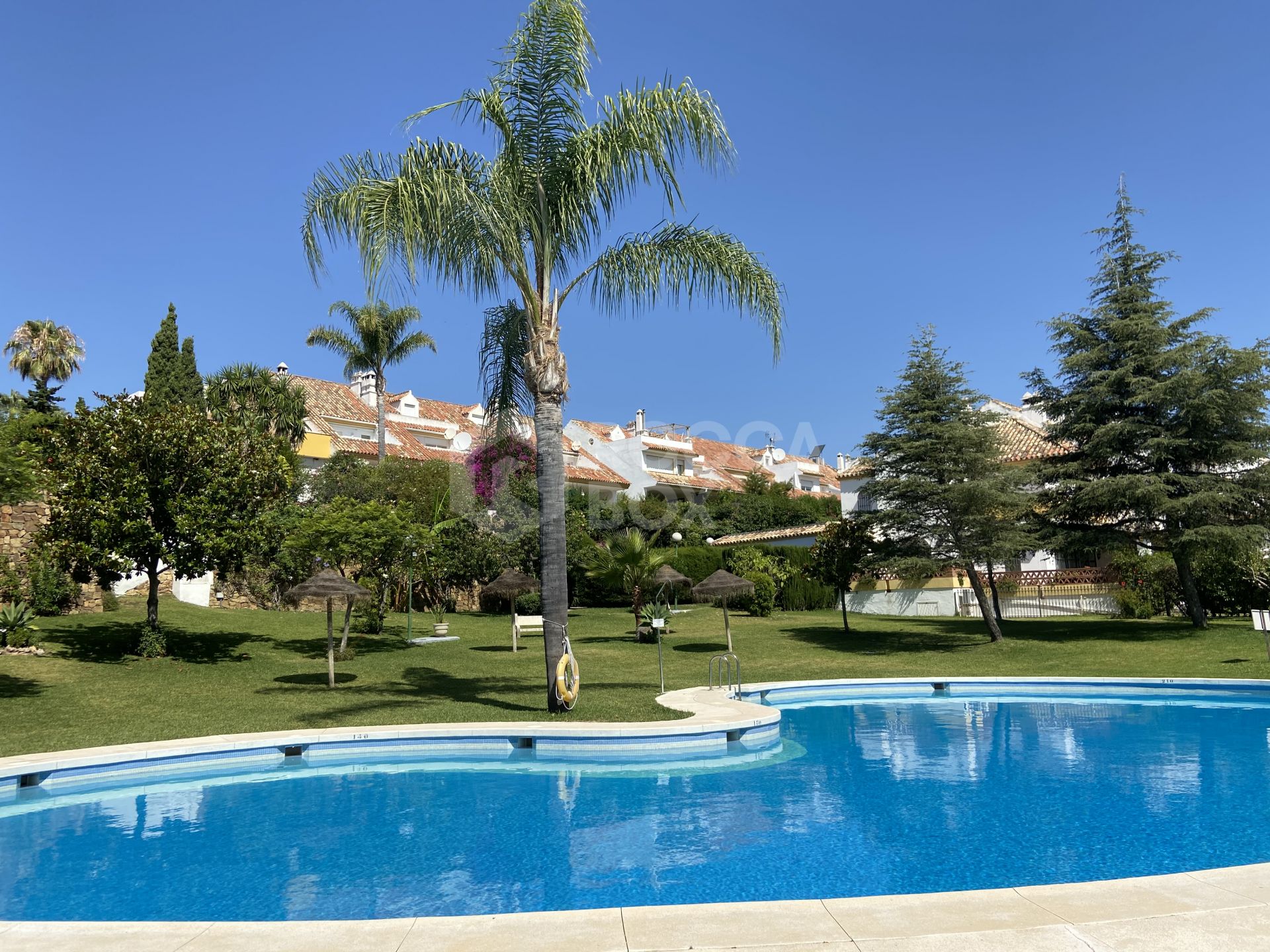 Lovely townhouse nestled in the established residential area of Monte Biarritz, on the border between Marbella and Estepona.