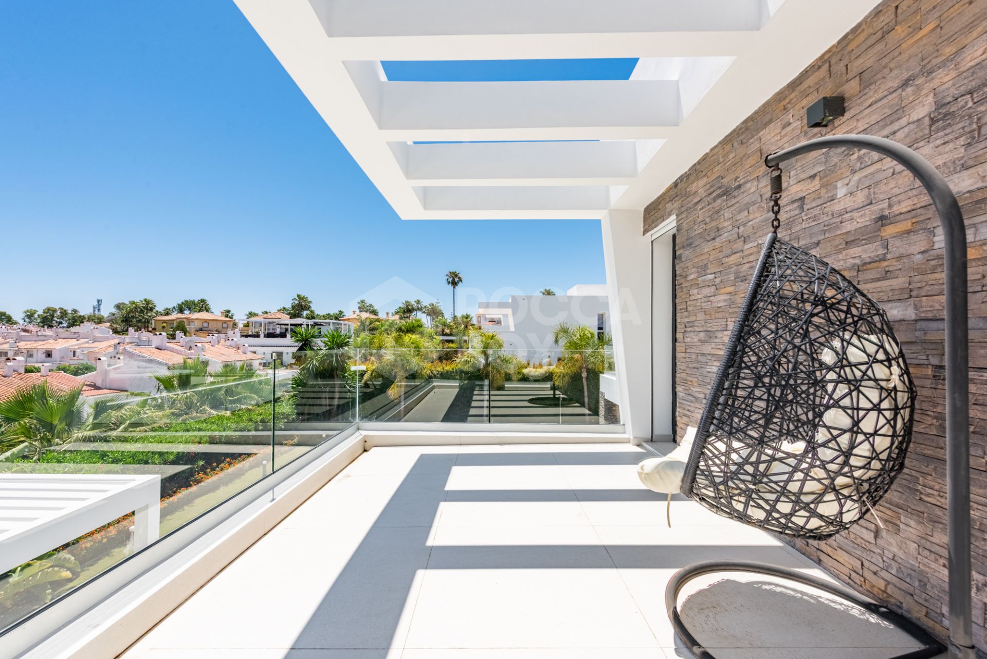 Spacious Contemporary Villa in the Heart of the Golden Triangle!