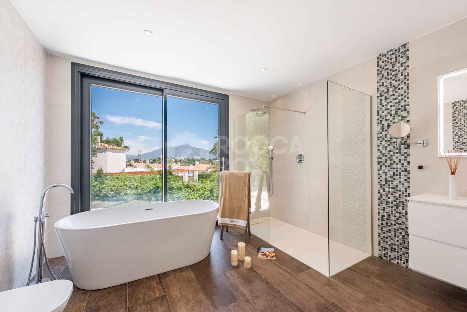 Spacious Contemporary Villa in the Heart of the Golden Triangle!