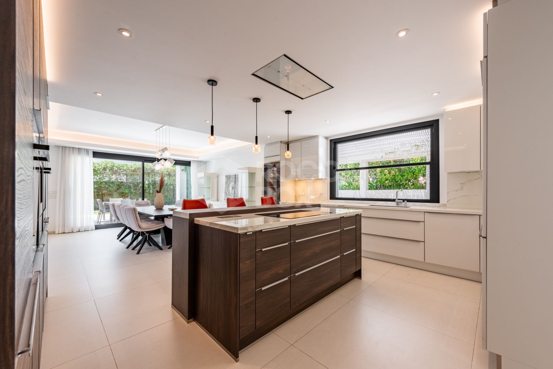 Spacious Contemporary Villa in the Heart of the Golden Triangle!