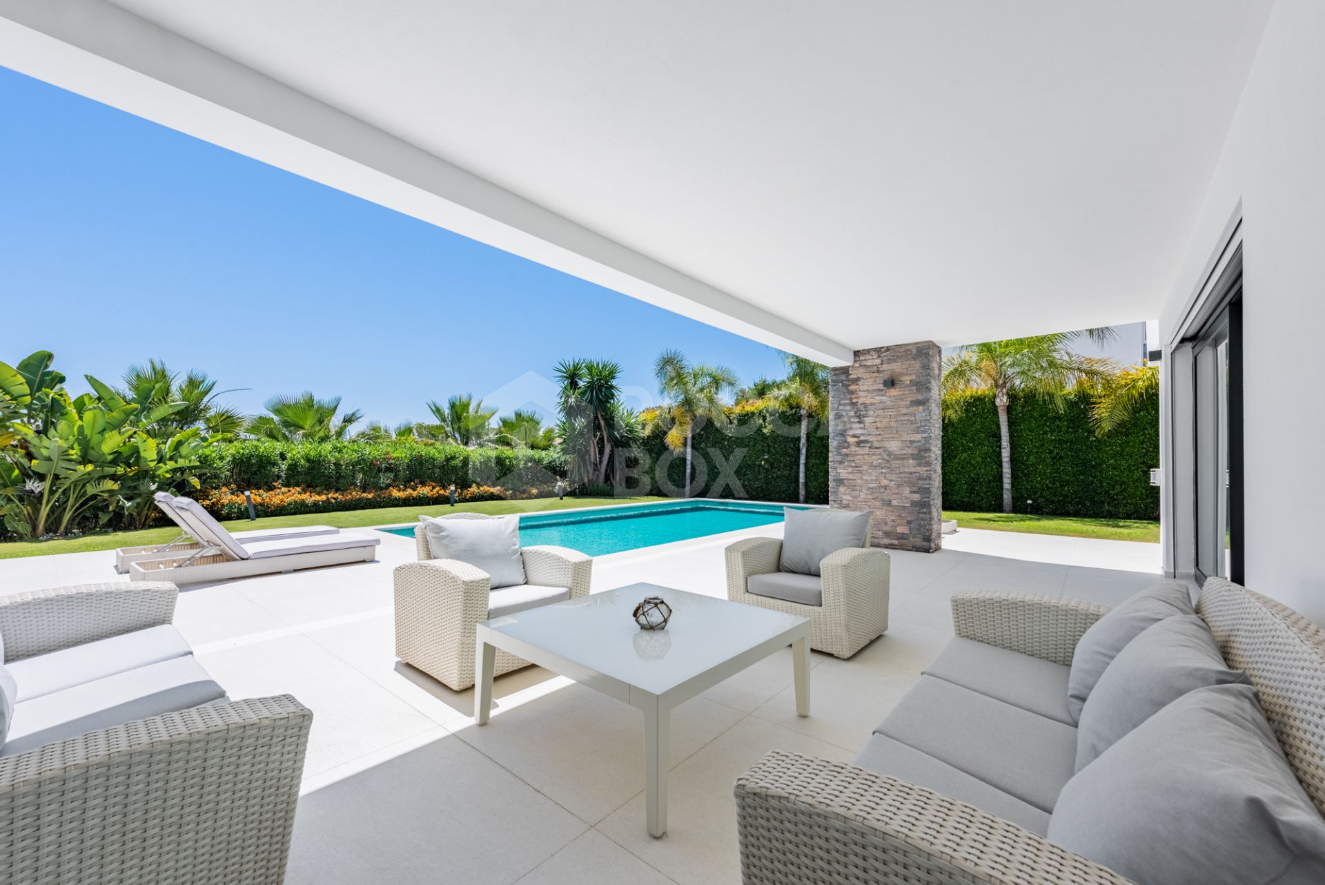 Spacious Contemporary Villa in the Heart of the Golden Triangle!