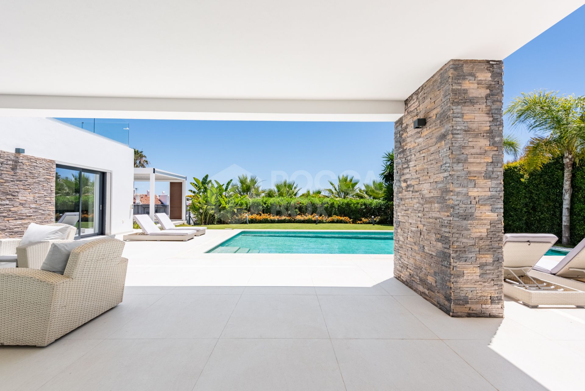 Spacious Contemporary Villa in the Heart of the Golden Triangle!