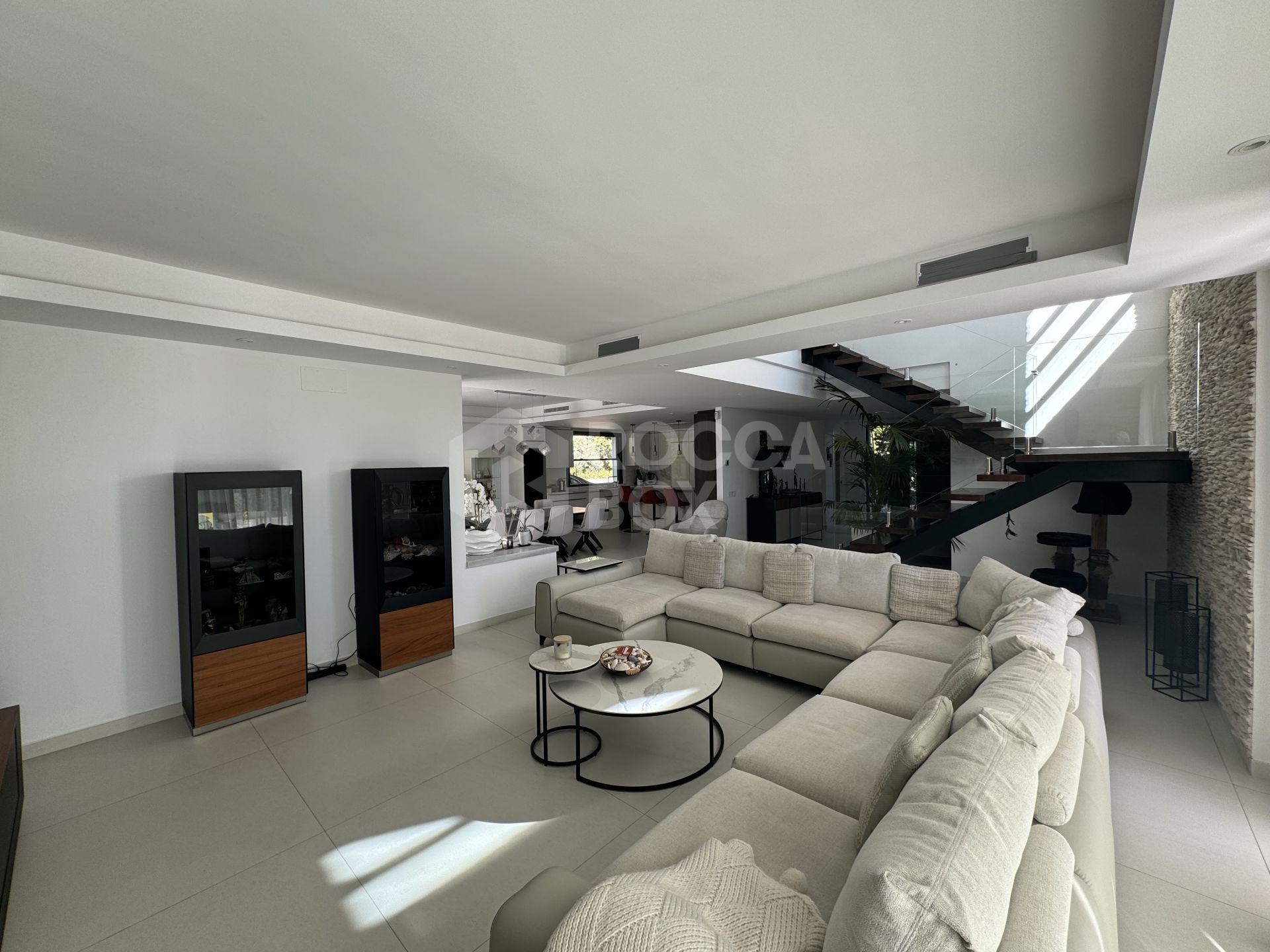 Beautiful and spacious modern villa, located within walking distance to amenities and the beach!