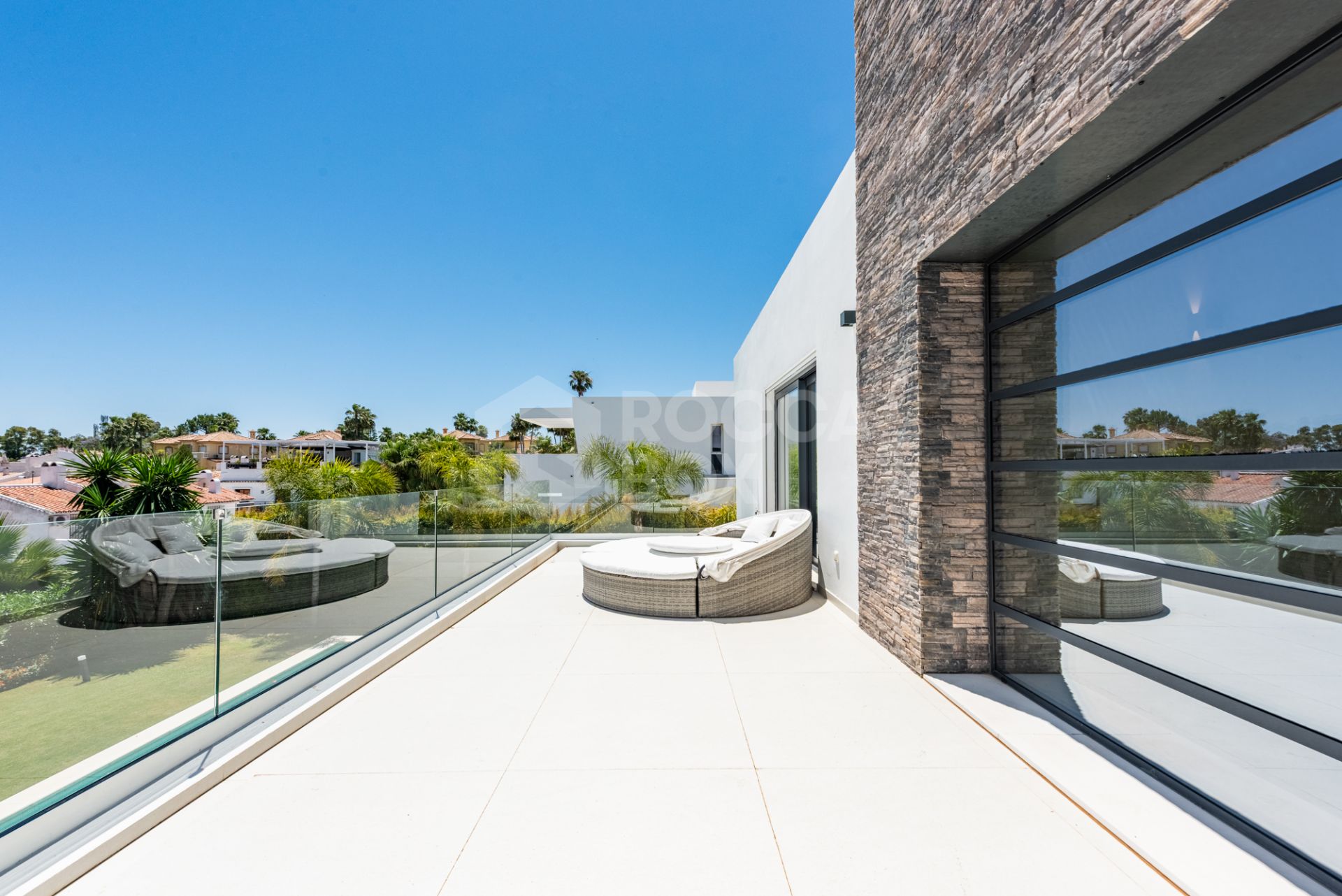 Spacious Contemporary Villa in the Heart of the Golden Triangle!