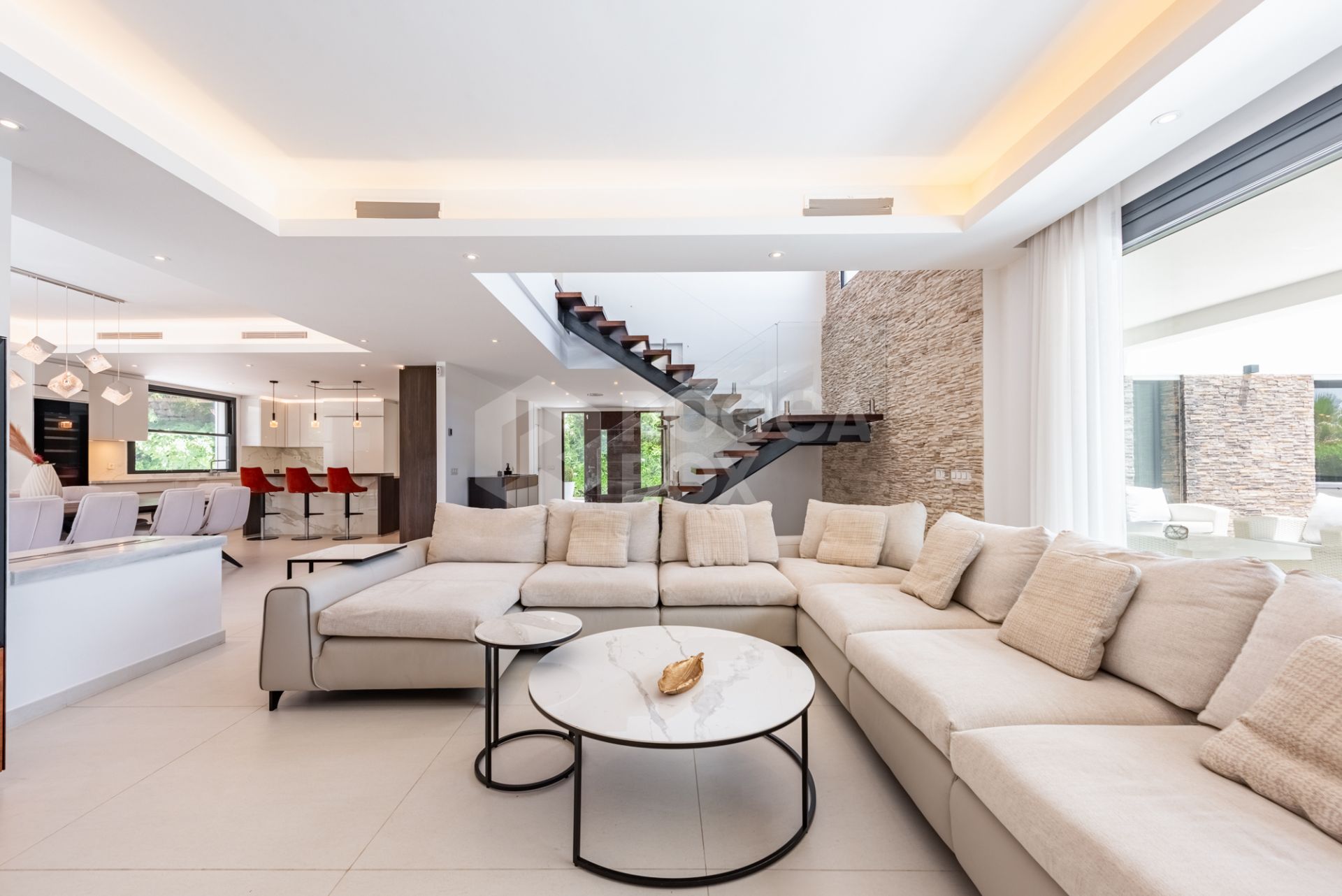 Spacious Contemporary Villa in the Heart of the Golden Triangle!