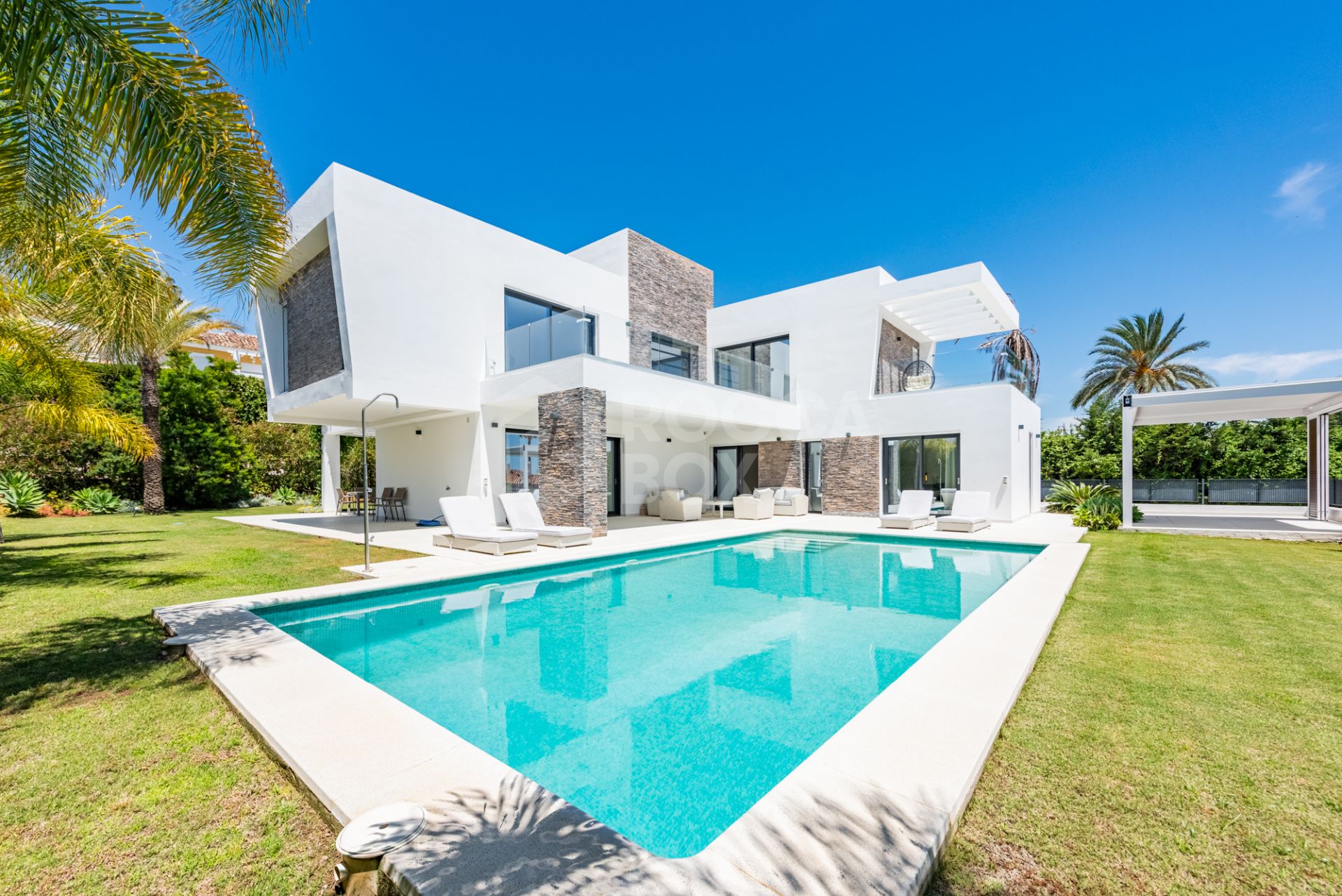 Spacious Contemporary Villa in the Heart of the Golden Triangle!