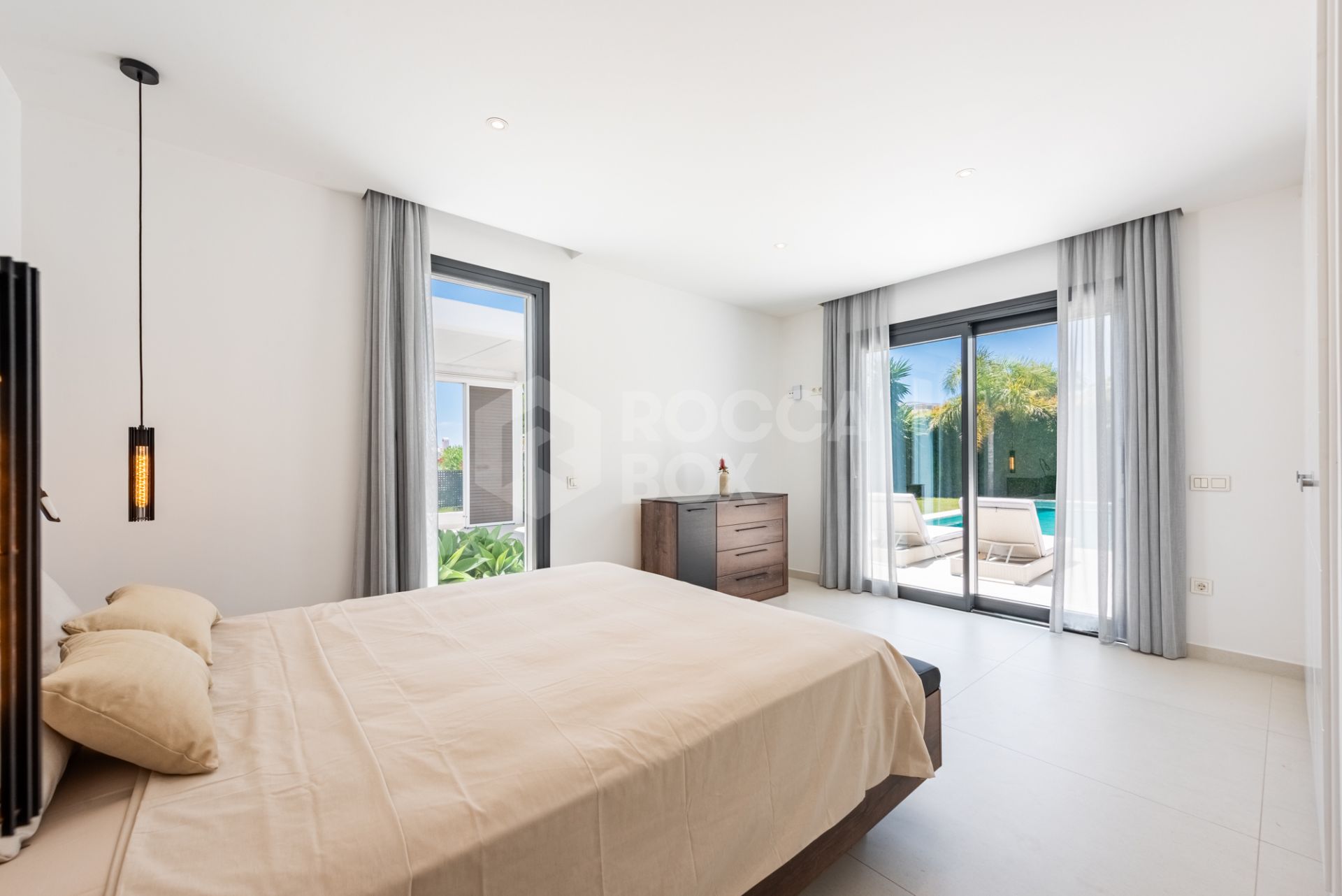 Spacious Contemporary Villa in the Heart of the Golden Triangle!