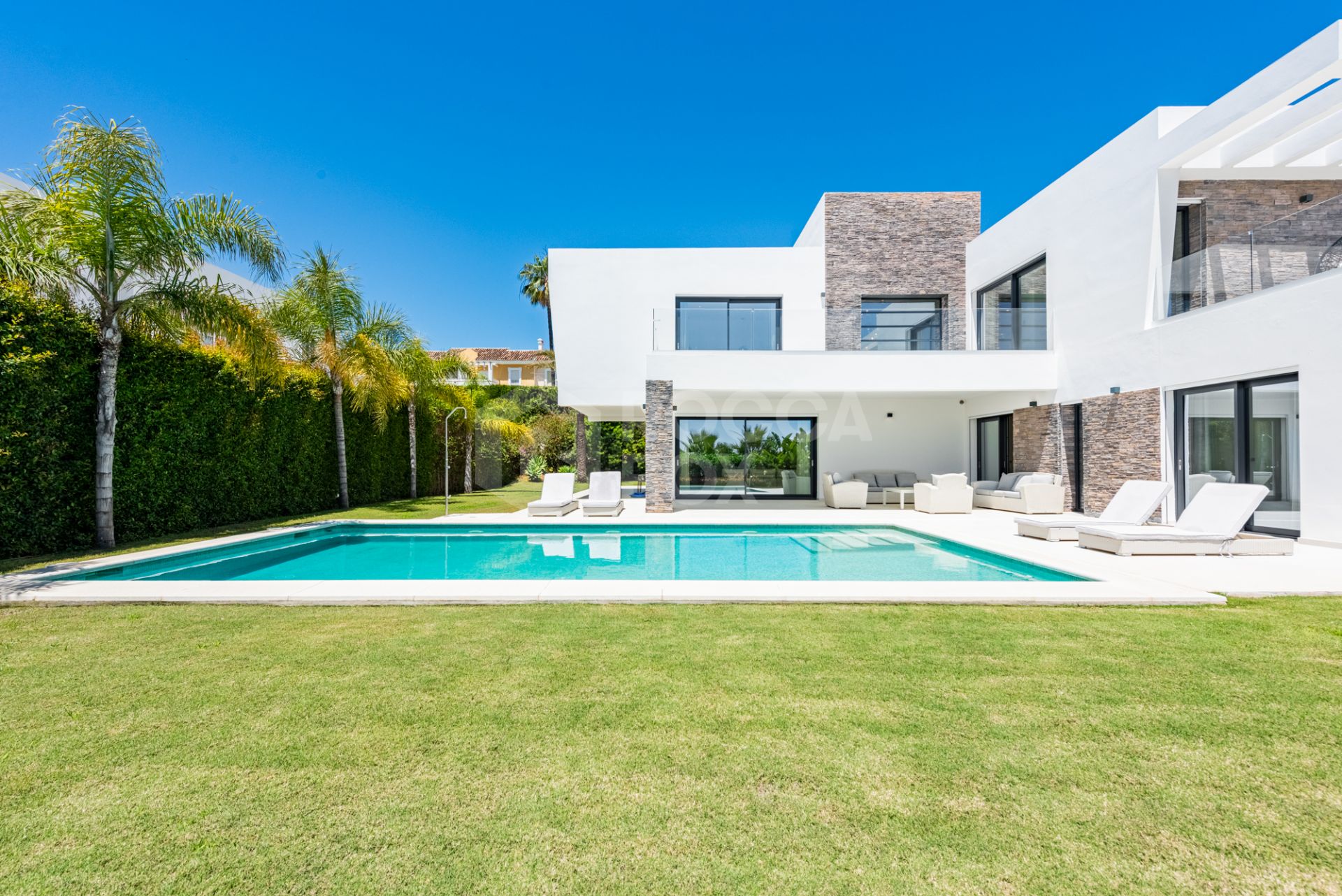 Spacious Contemporary Villa in the Heart of the Golden Triangle!