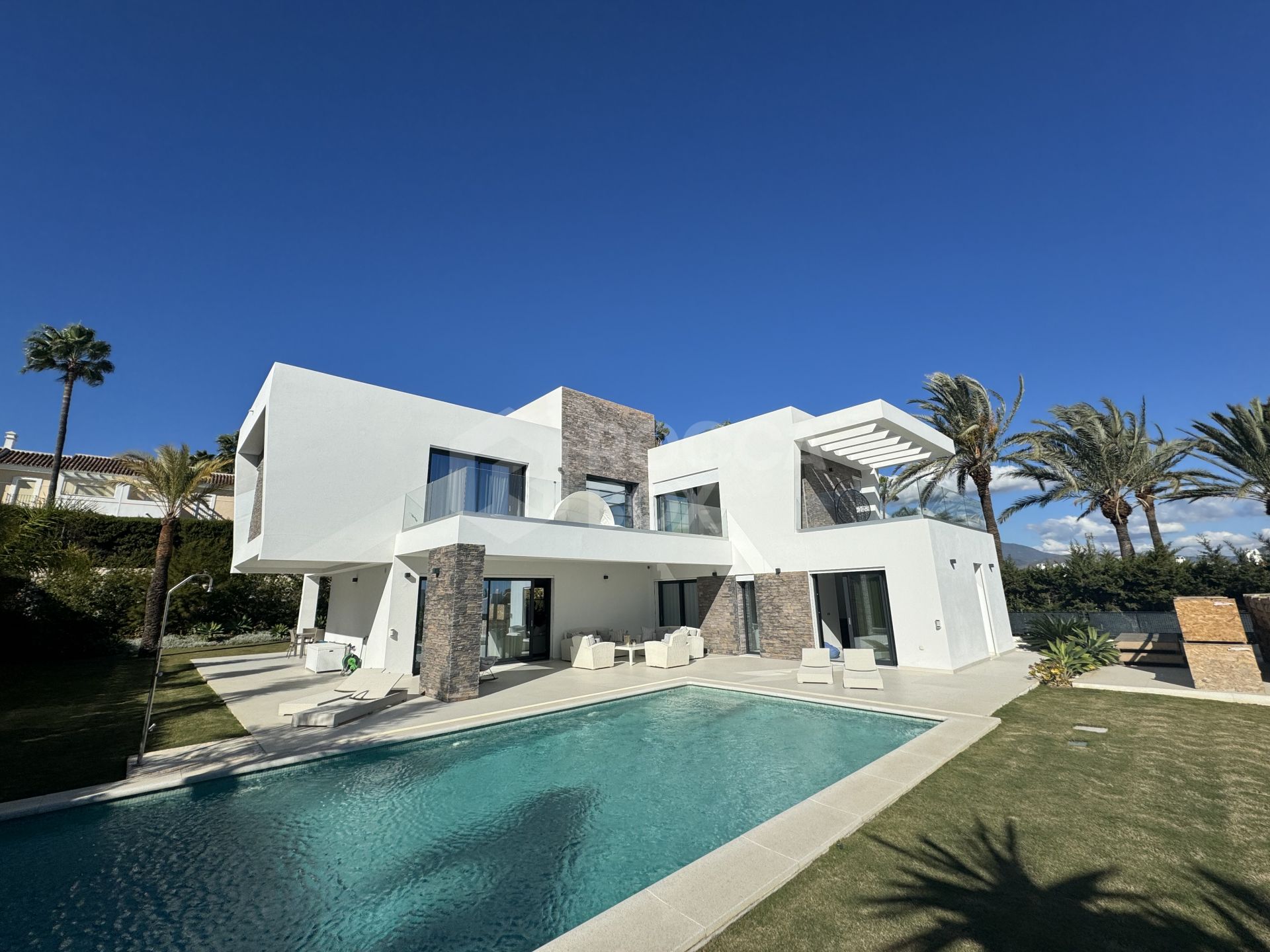 Beautiful and spacious modern villa, located within walking distance to amenities and the beach!