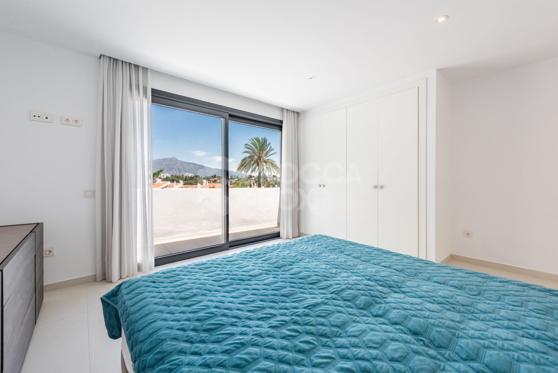 Spacious Contemporary Villa in the Heart of the Golden Triangle!