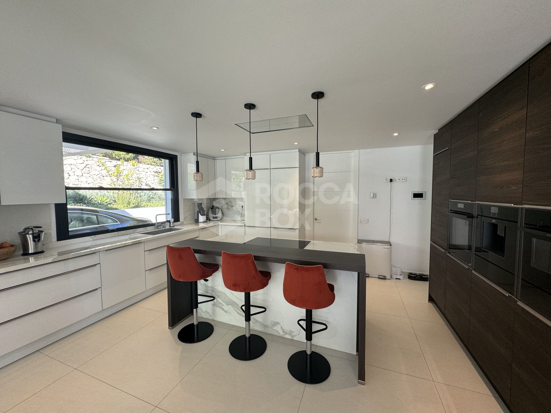 Beautiful and spacious modern villa, located within walking distance to amenities and the beach!