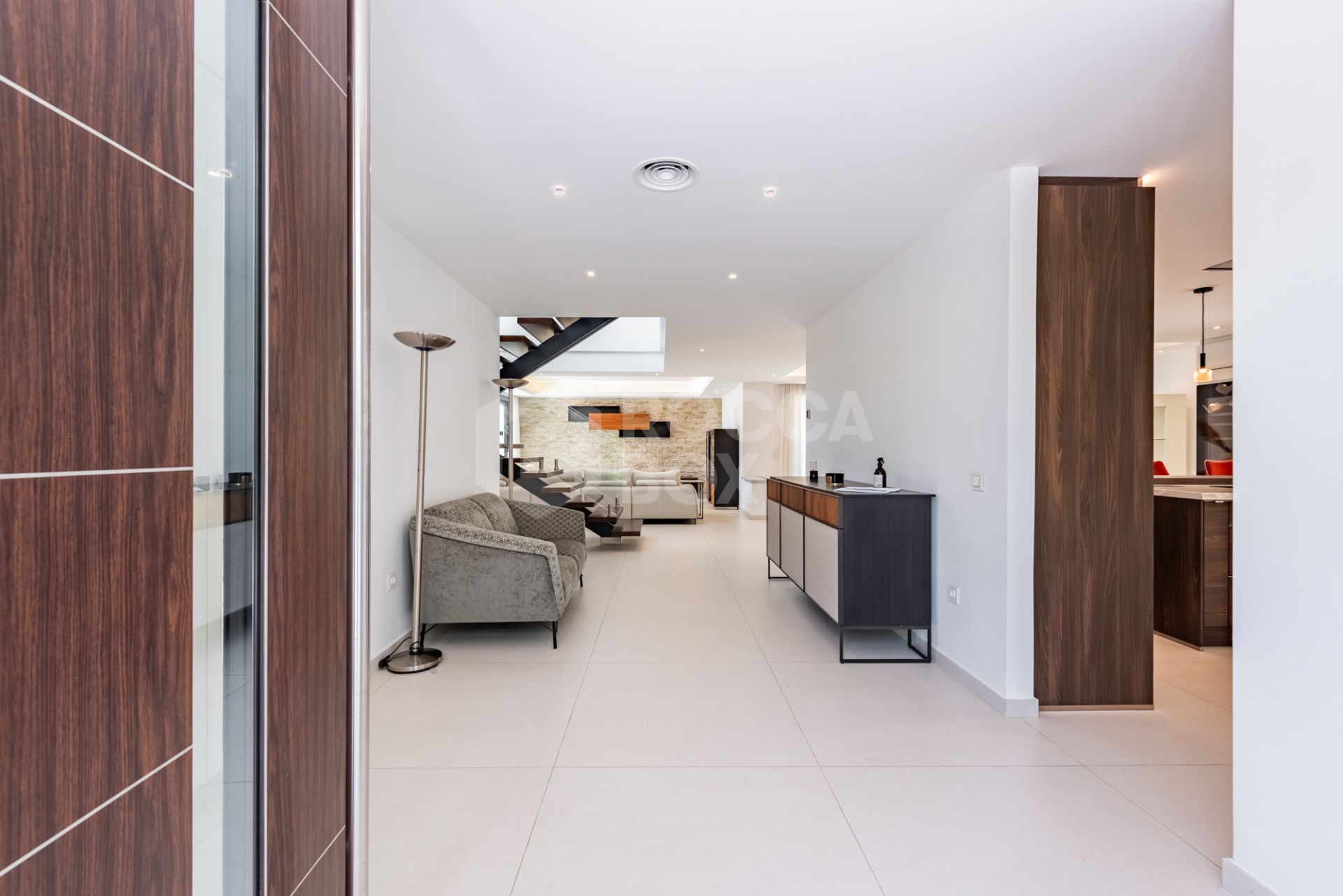 Spacious Contemporary Villa in the Heart of the Golden Triangle!