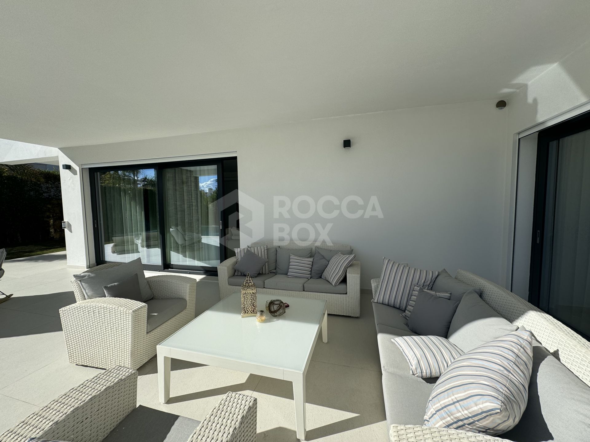 Beautiful and spacious modern villa, located within walking distance to amenities and the beach!