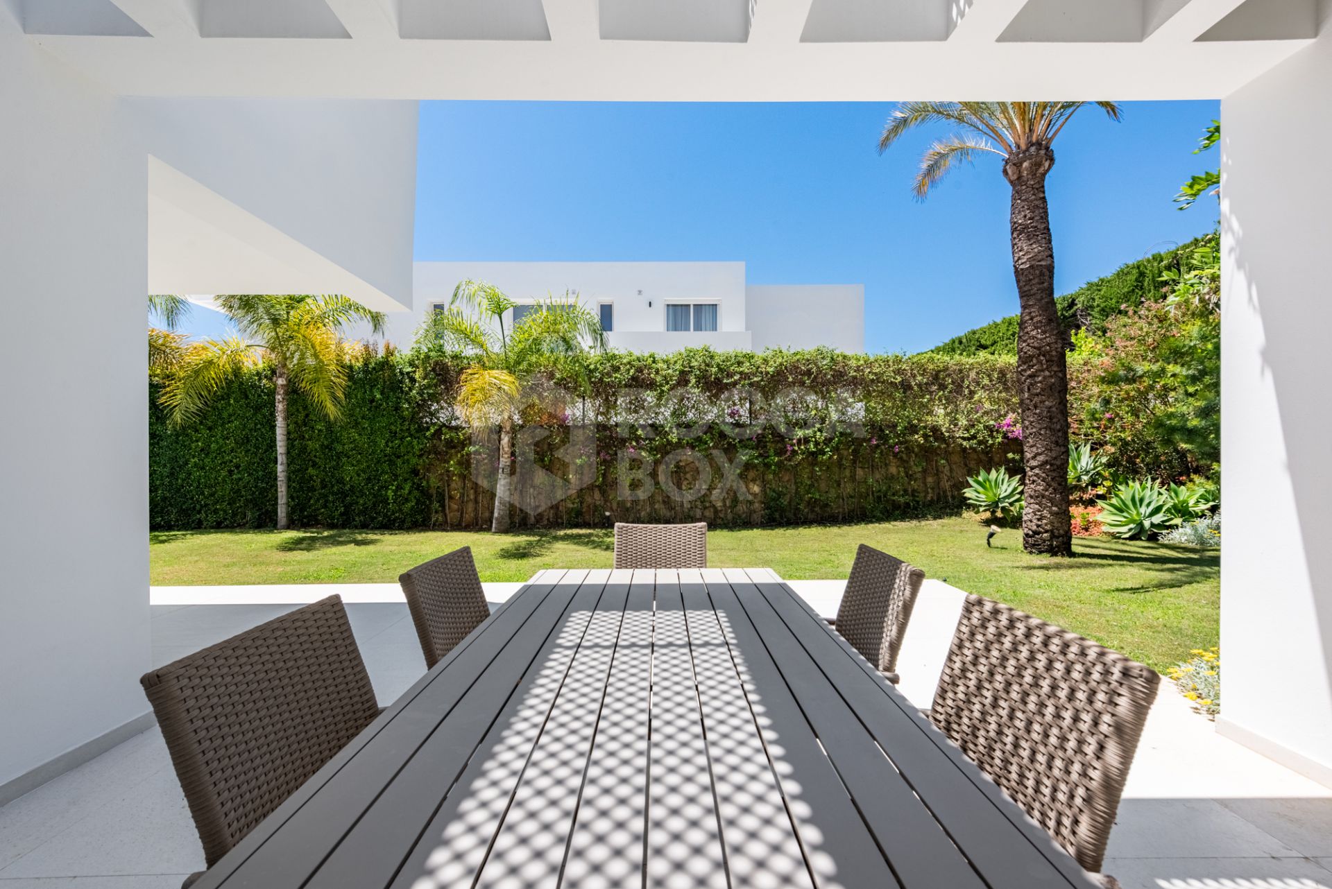 Spacious Contemporary Villa in the Heart of the Golden Triangle!