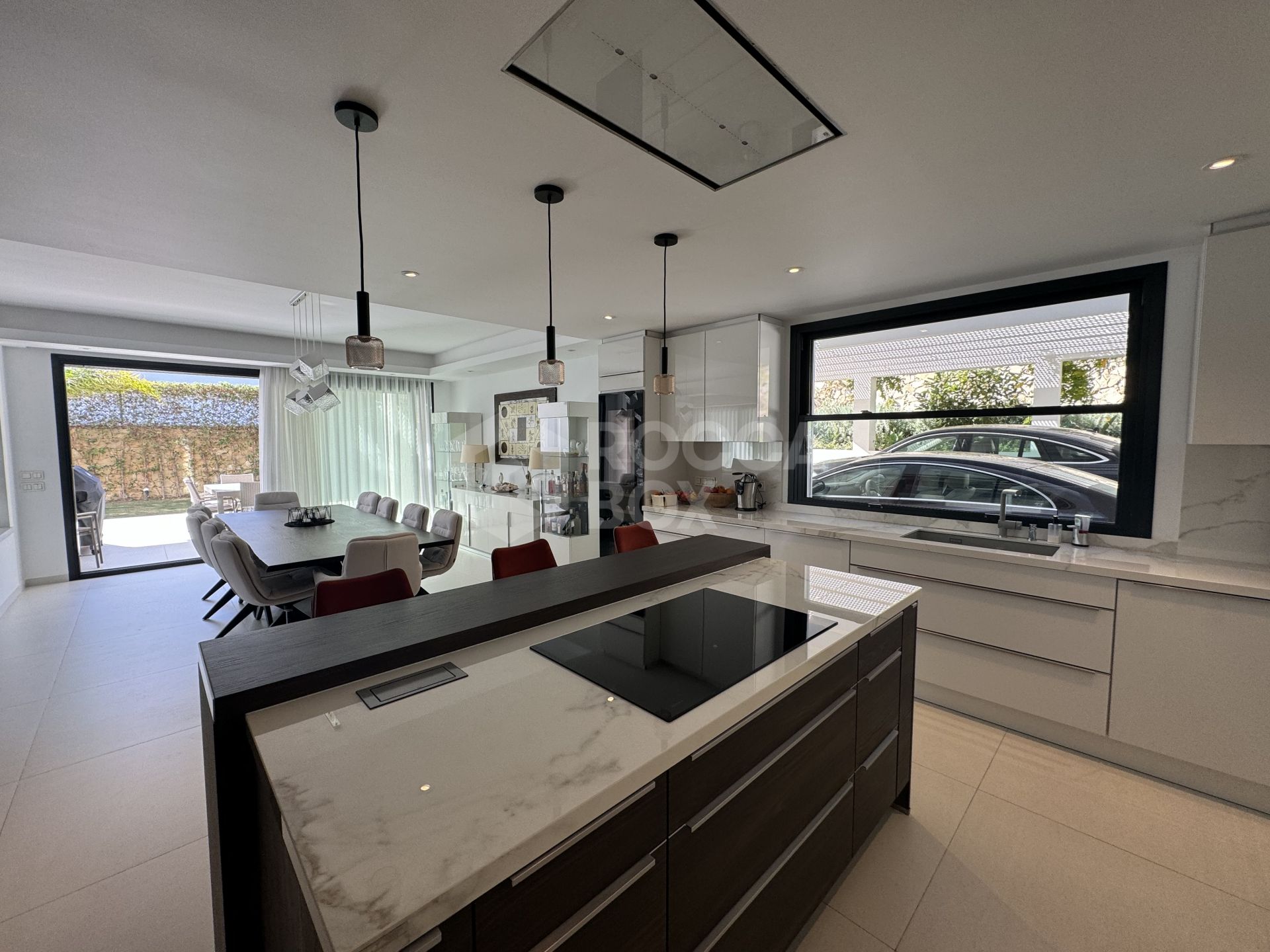 Beautiful and spacious modern villa, located within walking distance to amenities and the beach!