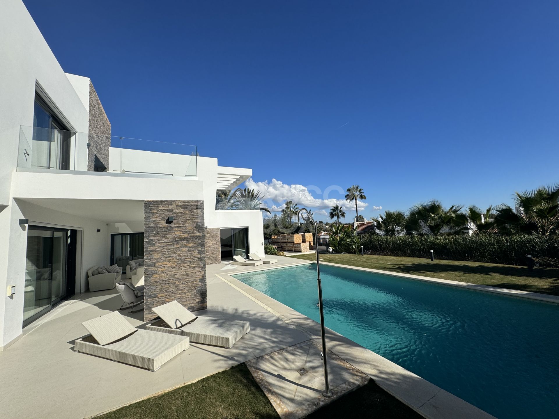 Beautiful and spacious modern villa, located within walking distance to amenities and the beach!