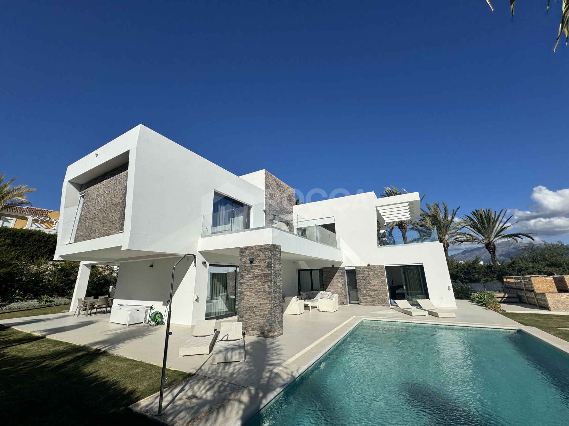 Beautiful and spacious modern villa, located within walking distance to amenities and the beach!