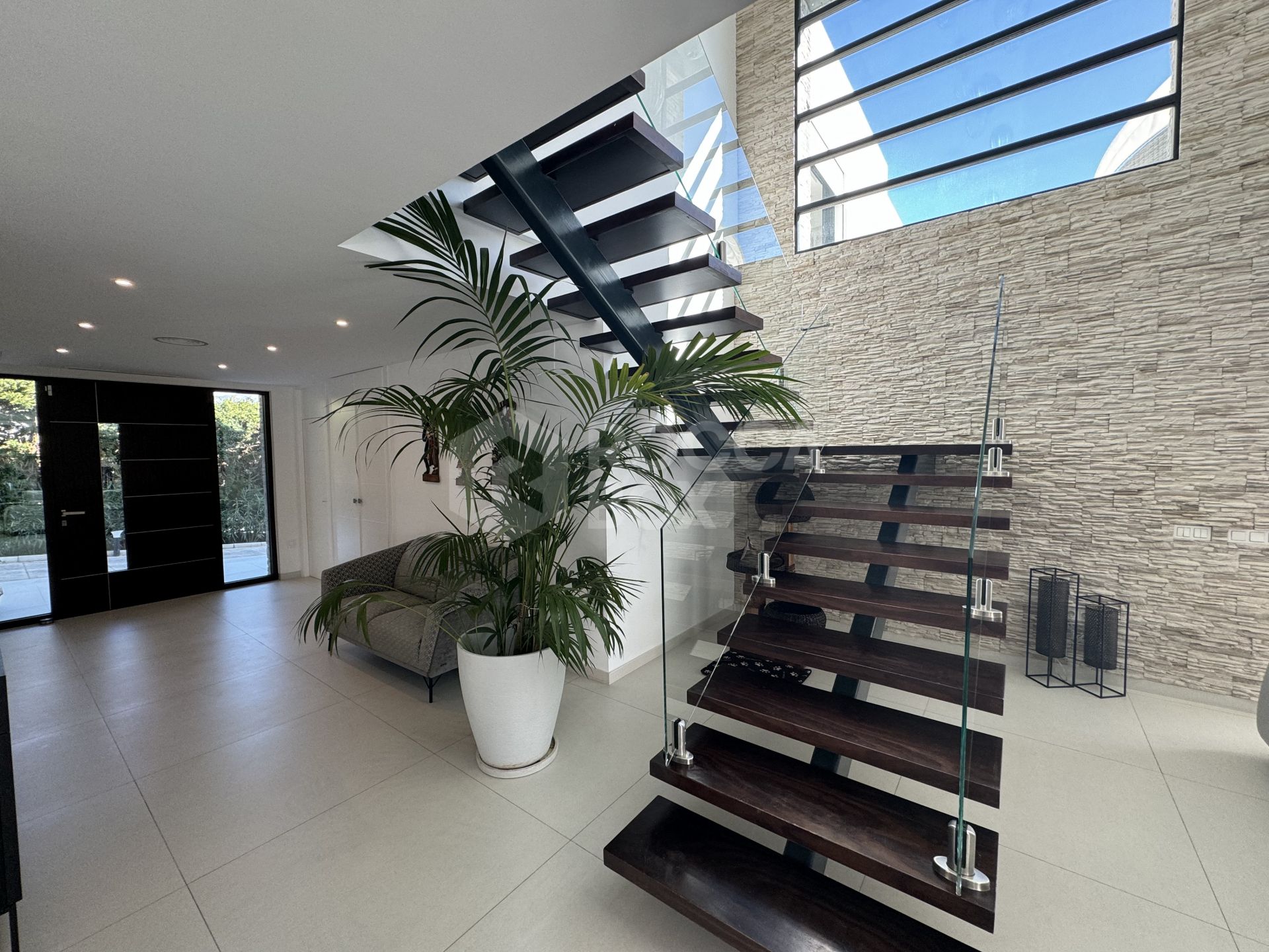 Beautiful and spacious modern villa, located within walking distance to amenities and the beach!
