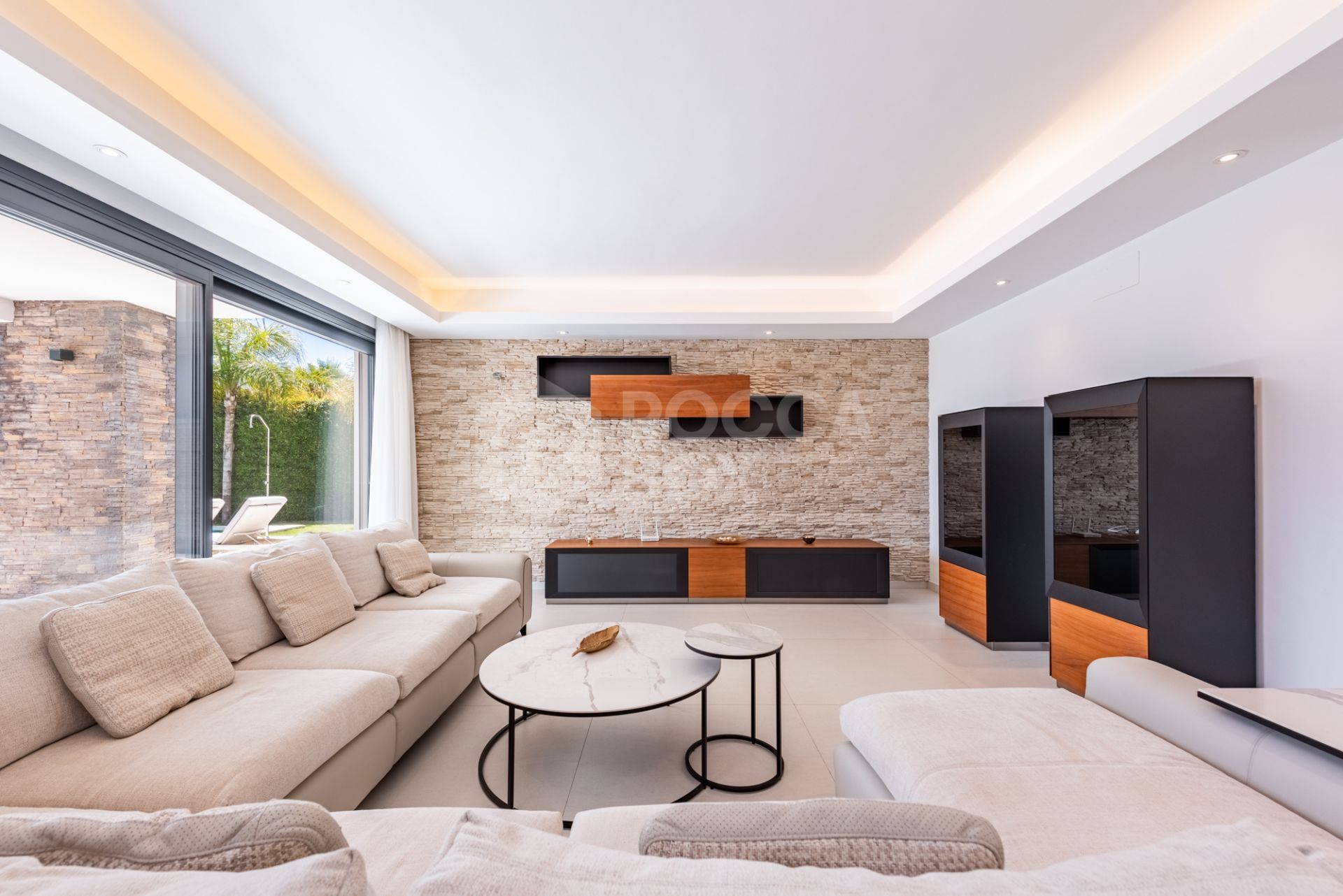 Spacious Contemporary Villa in the Heart of the Golden Triangle!