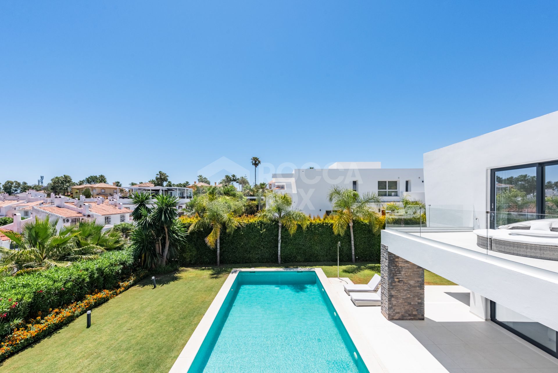 Spacious Contemporary Villa in the Heart of the Golden Triangle!