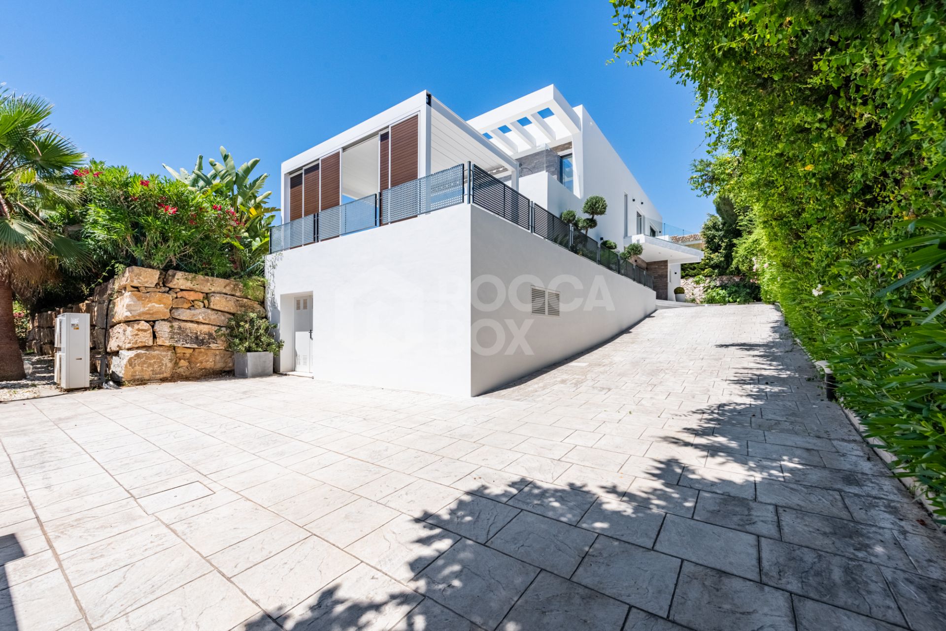 Spacious Contemporary Villa in the Heart of the Golden Triangle!
