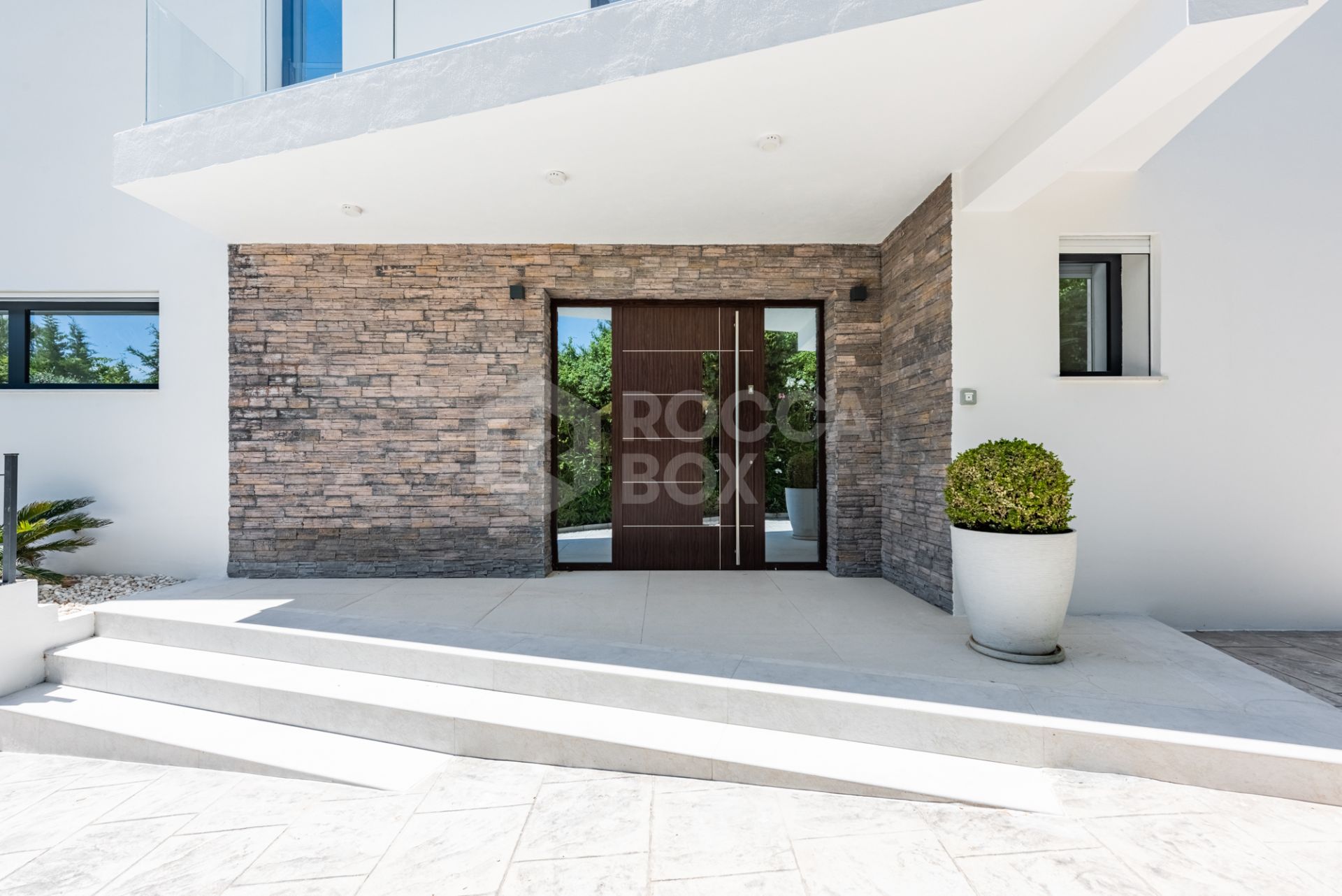 Spacious Contemporary Villa in the Heart of the Golden Triangle!