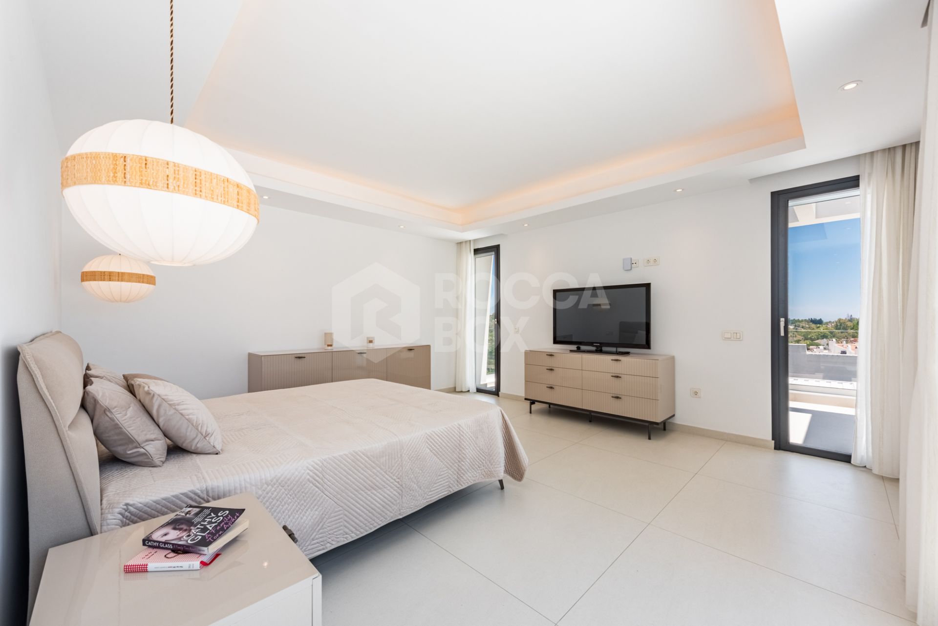 Spacious Contemporary Villa in the Heart of the Golden Triangle!