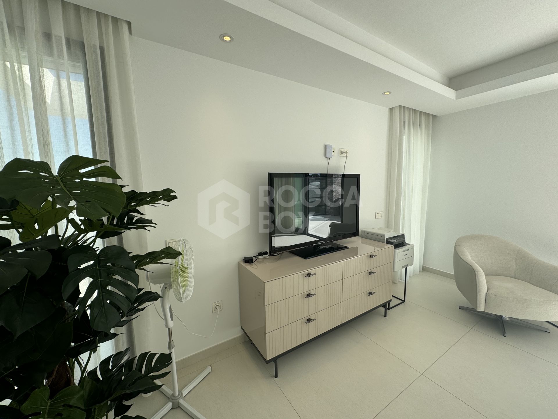 Beautiful and spacious modern villa, located within walking distance to amenities and the beach!