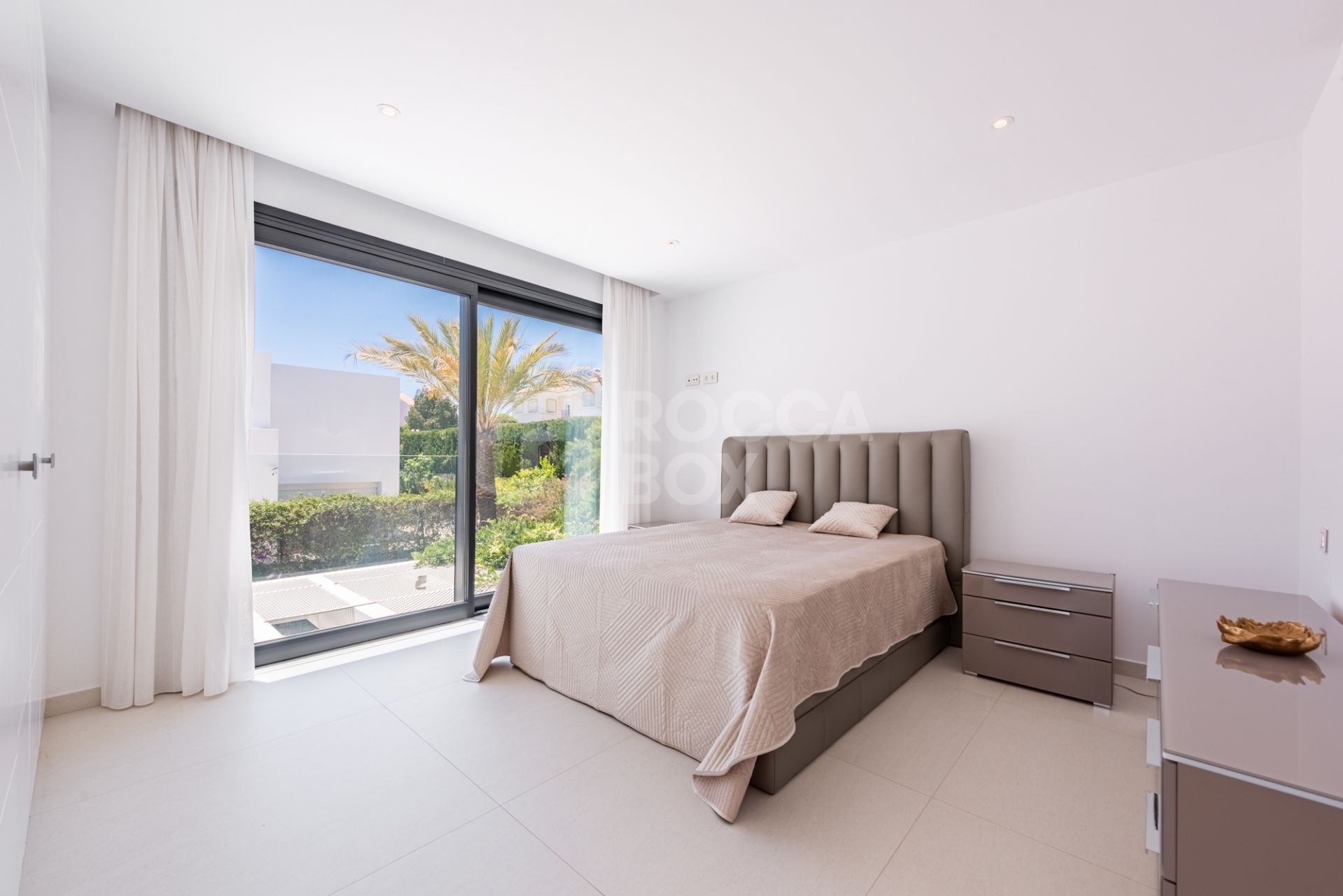 Spacious Contemporary Villa in the Heart of the Golden Triangle!