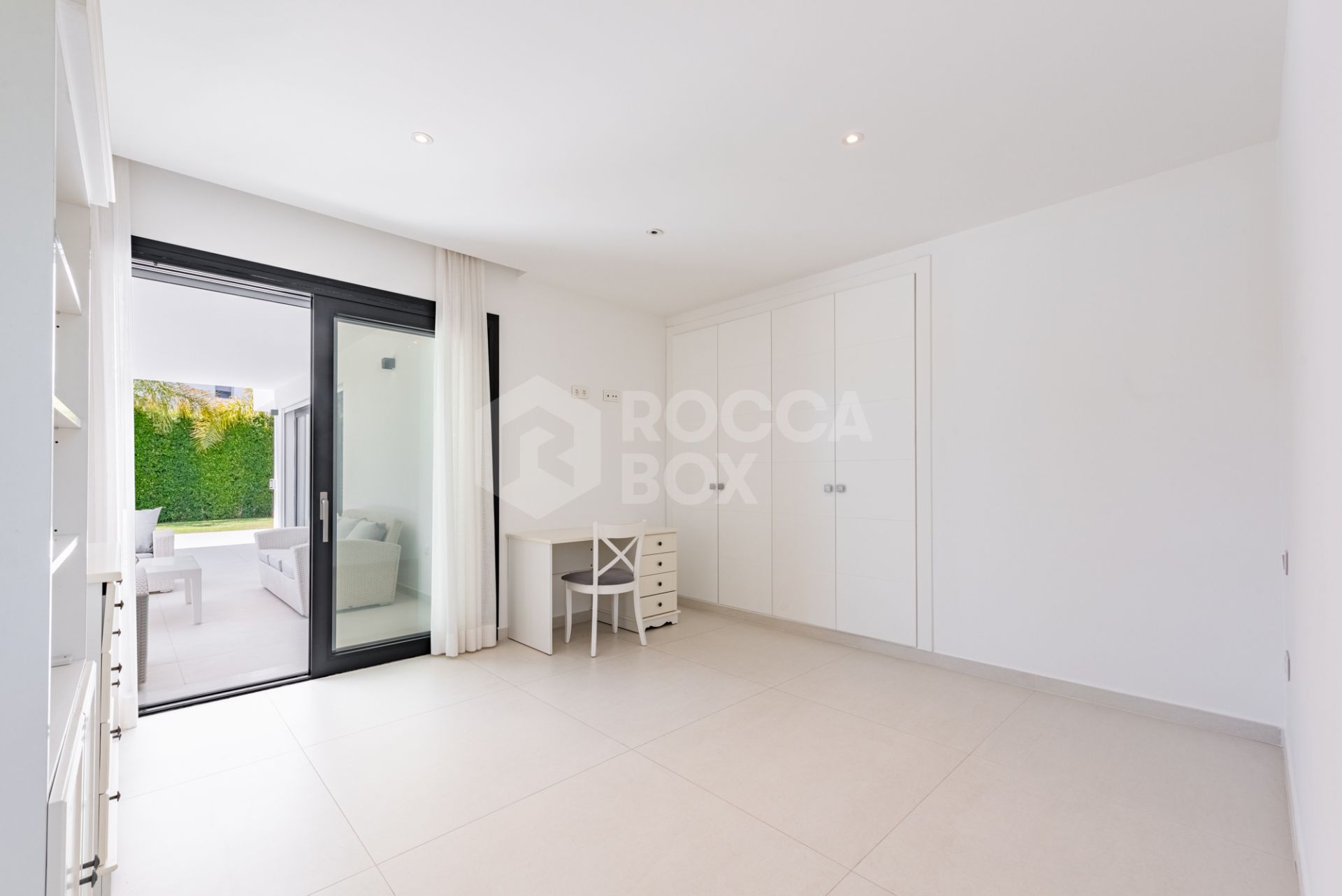 Spacious Contemporary Villa in the Heart of the Golden Triangle!