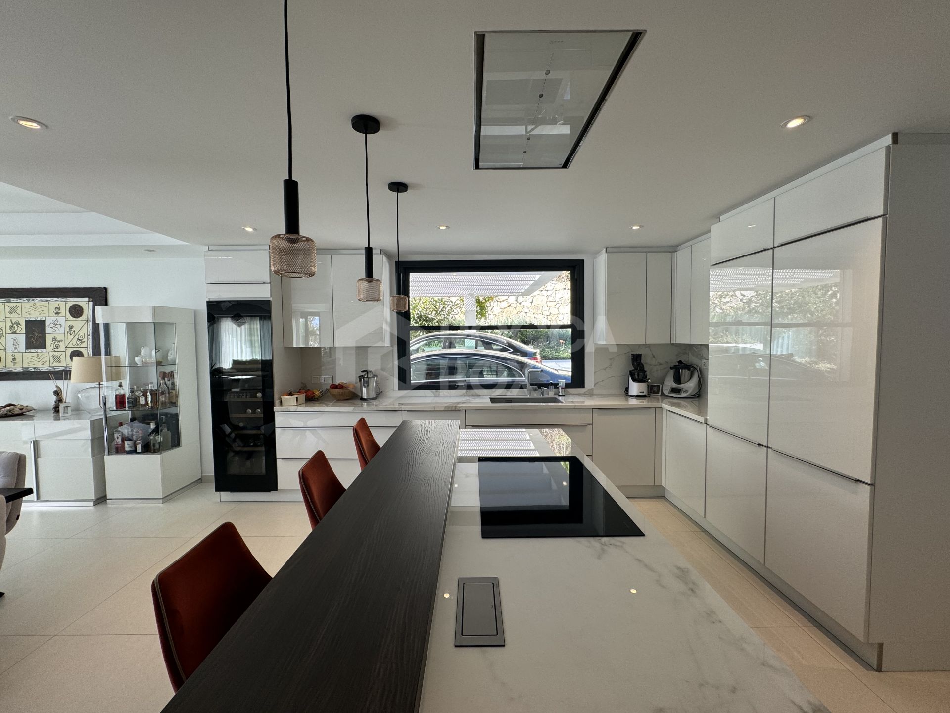 Beautiful and spacious modern villa, located within walking distance to amenities and the beach!